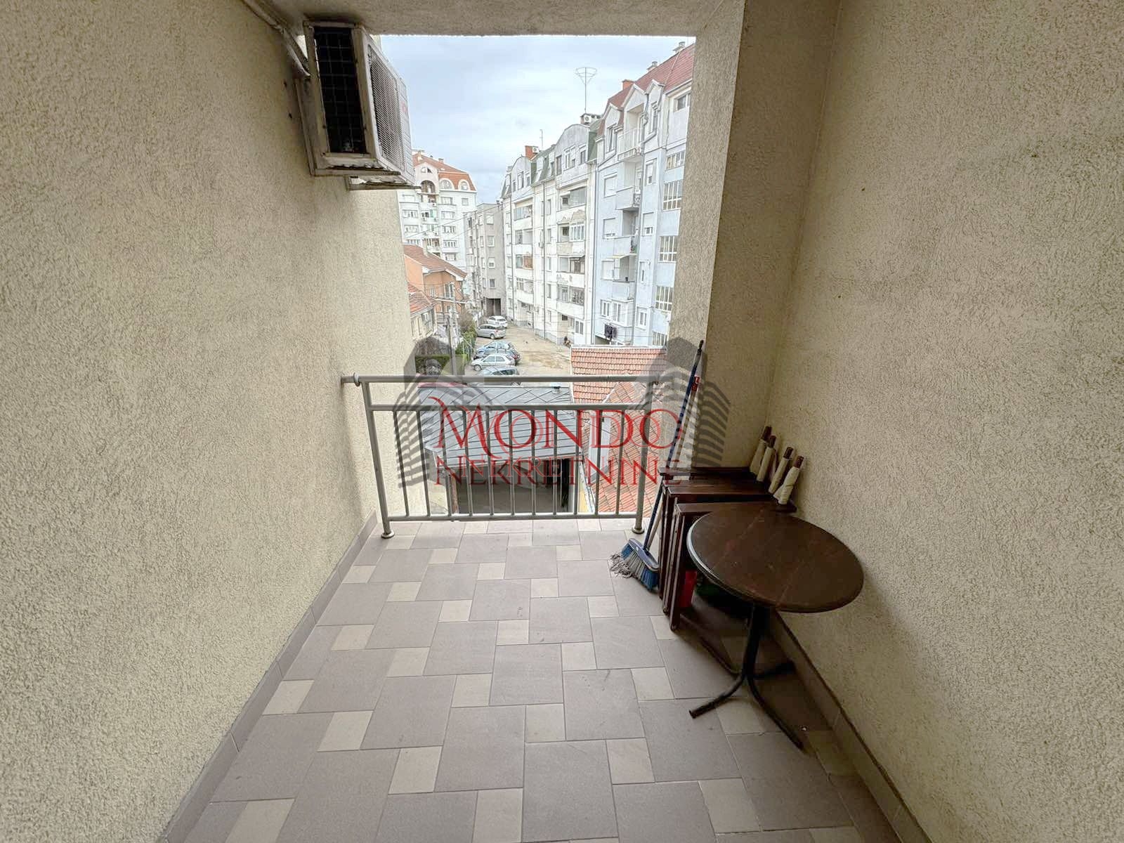 Izdaje se dvoiposoban stan u blizini centra grada sa garaznim mestom