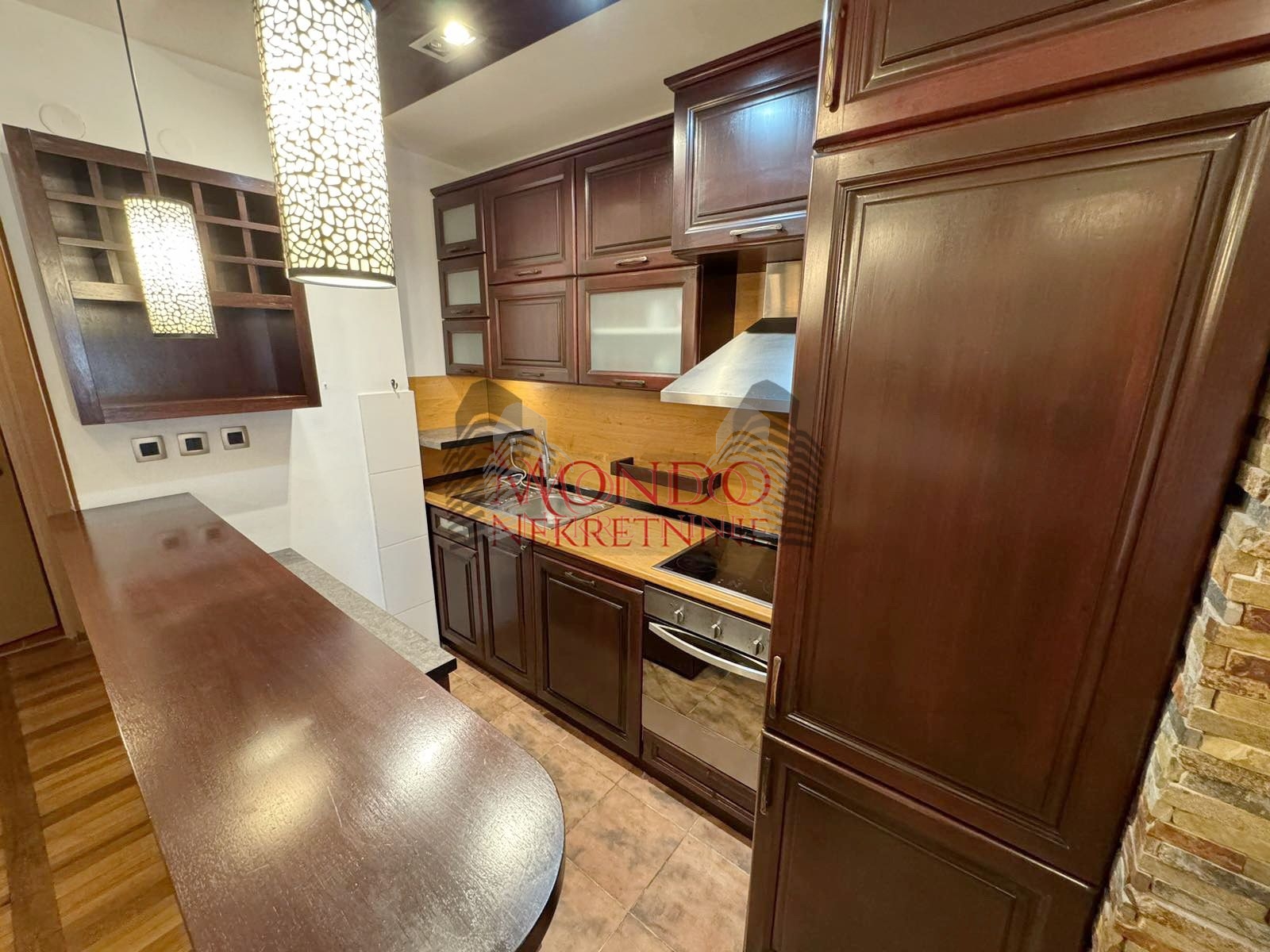 Izdaje se dvoiposoban stan u blizini centra grada sa garaznim mestom