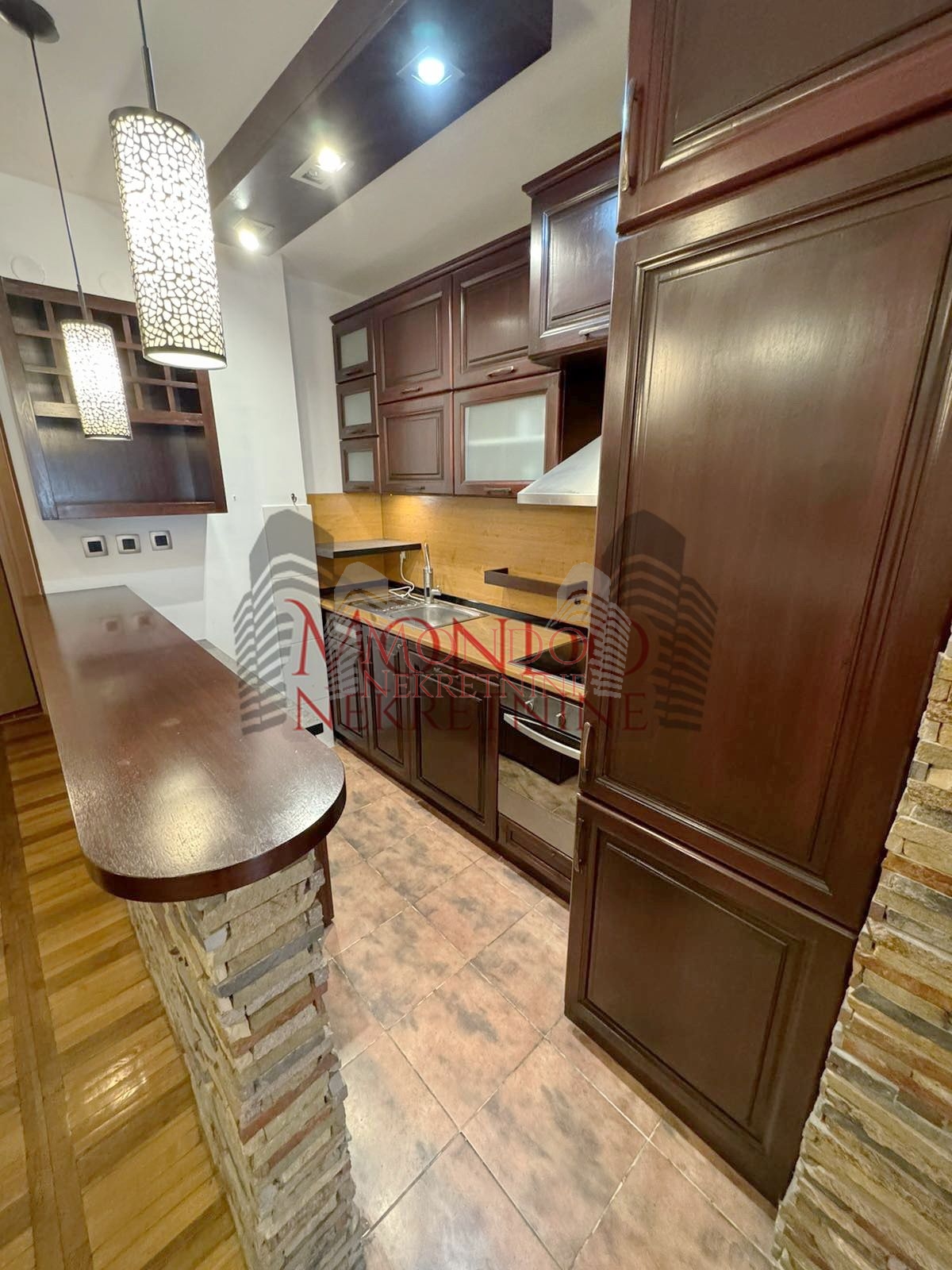 Izdaje se dvoiposoban stan u blizini centra grada sa garaznim mestom