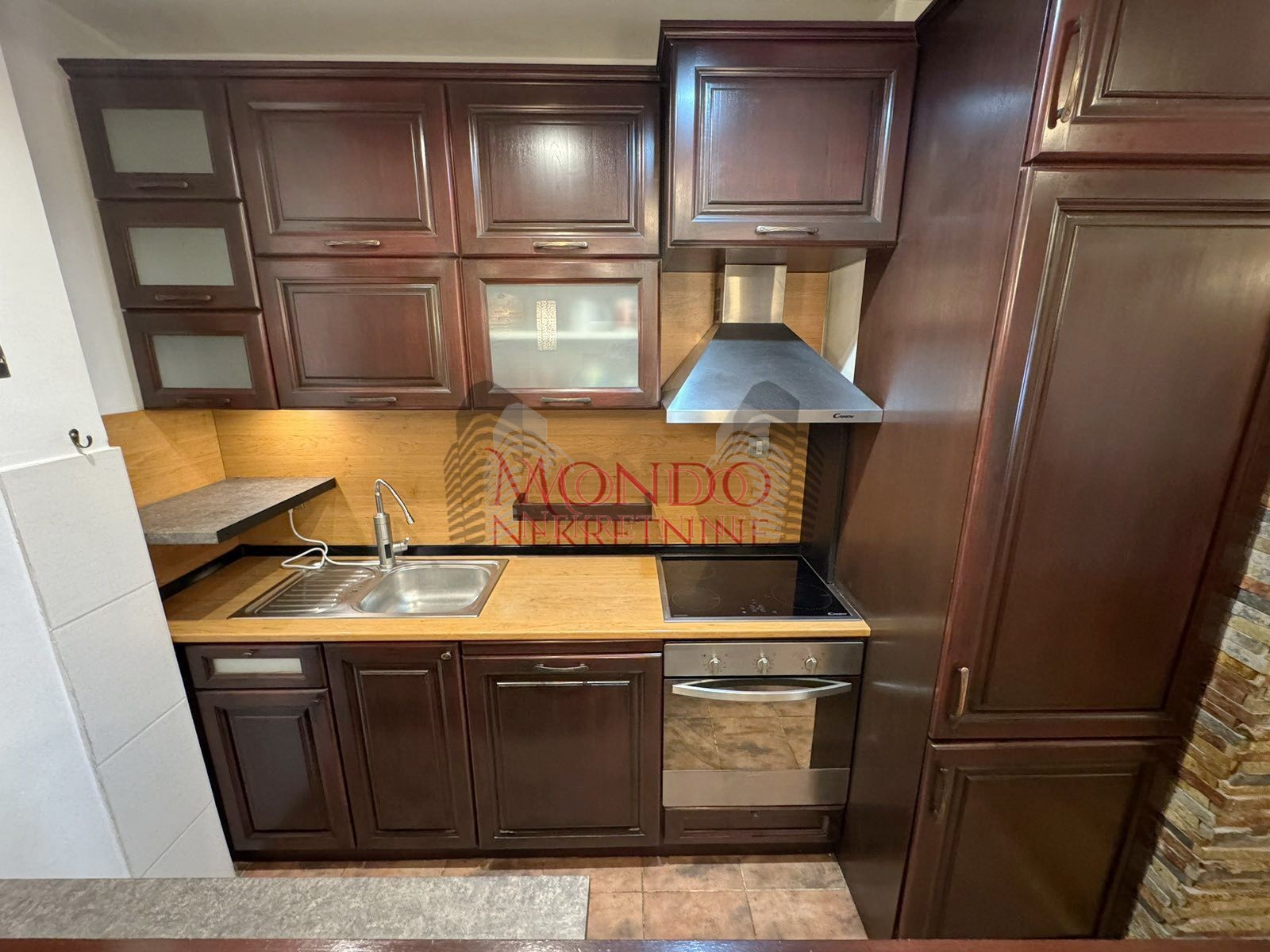 Izdaje se dvoiposoban stan u blizini centra grada sa garaznim mestom