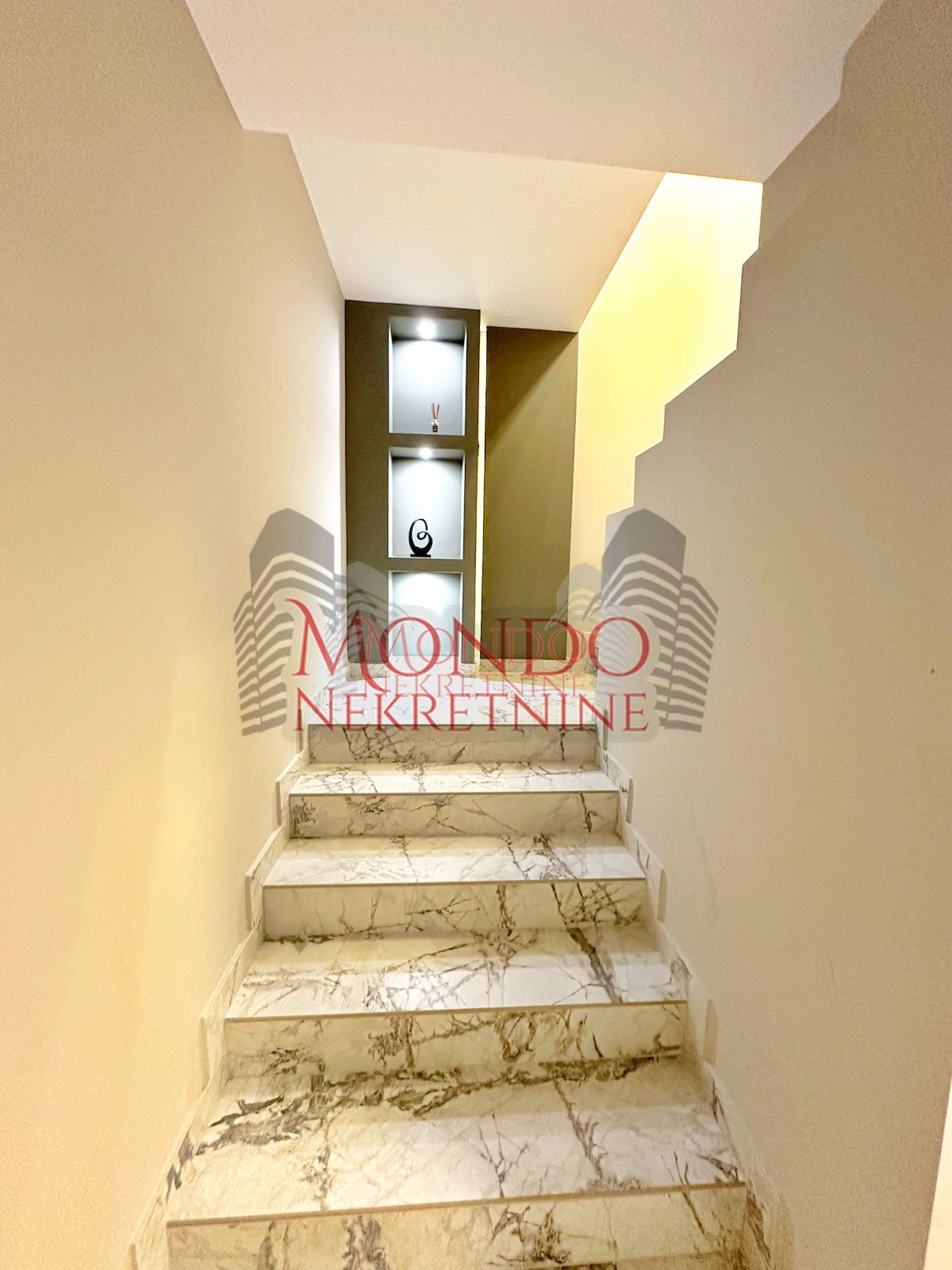 Lux jednoiposoban stan kod Čaira