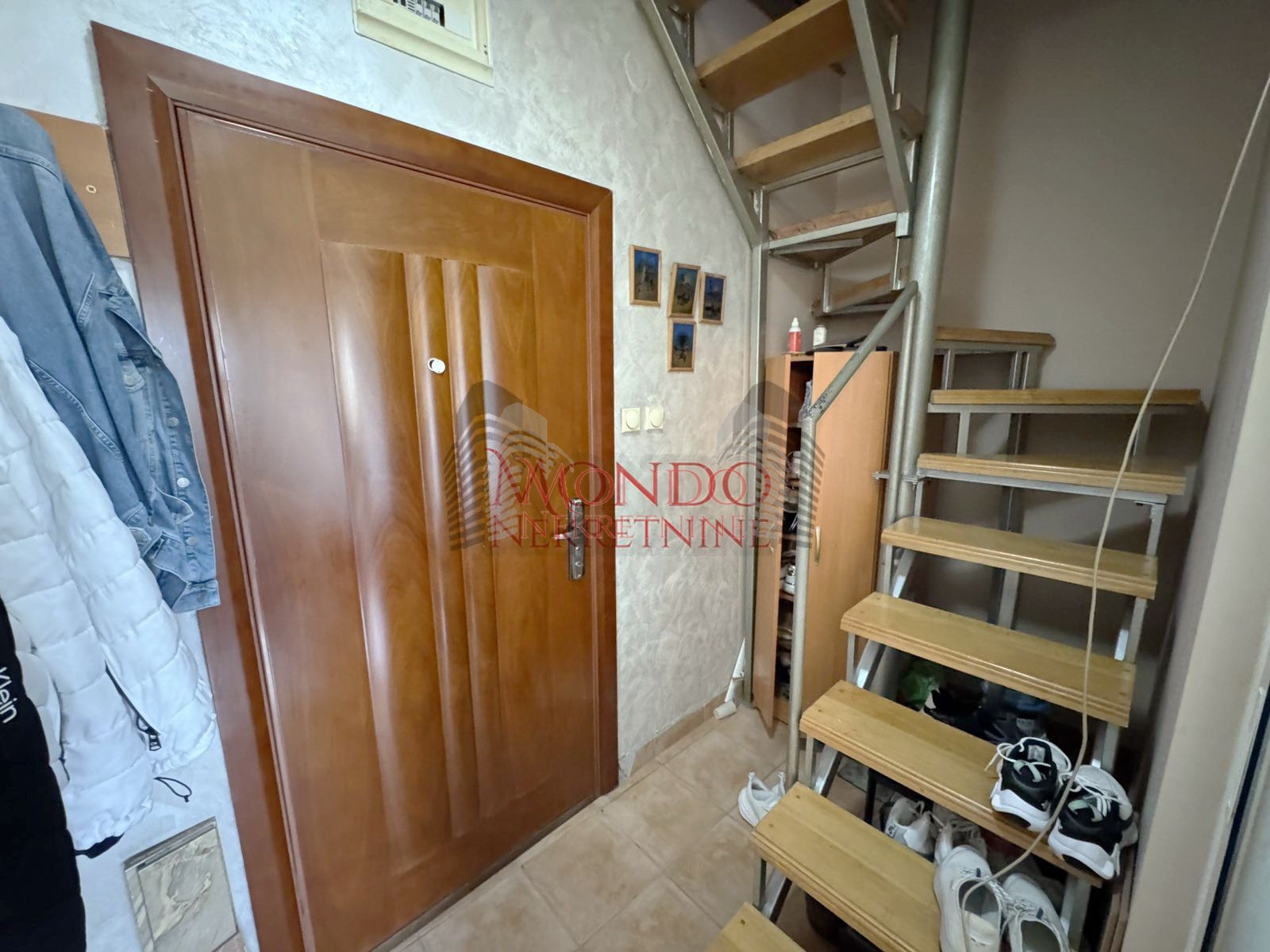 Trosoban stan u blizini Crvenog pevca, ul Dragise Cvetkovica