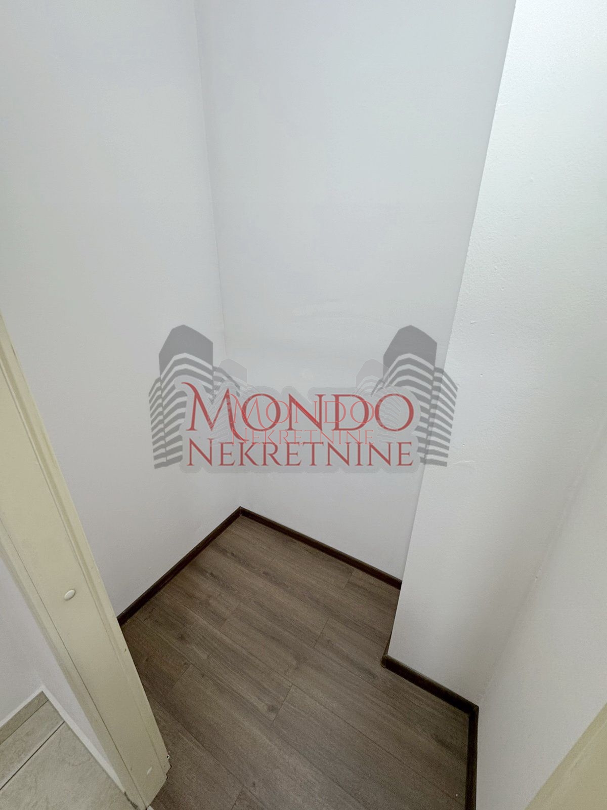 Trosoban stan u samom centru grada iza Foruma