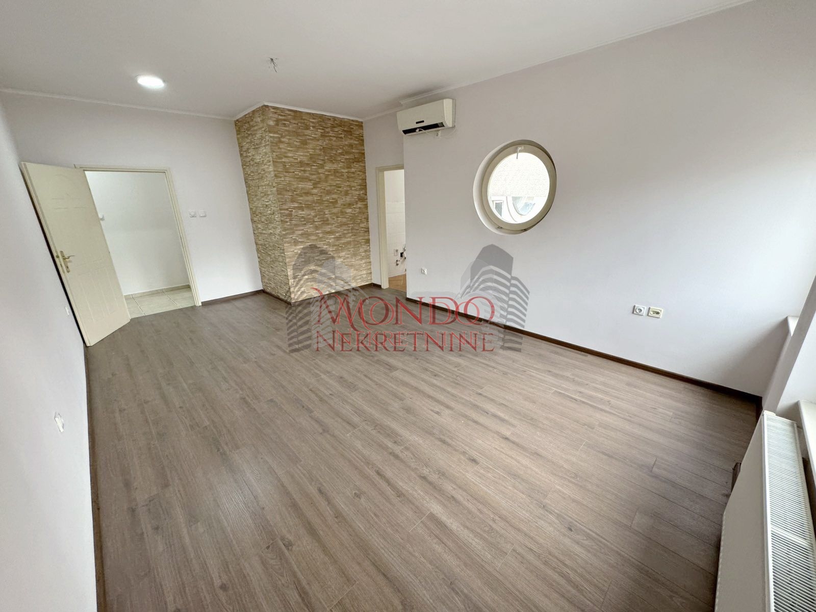 Trosoban stan u samom centru grada iza Foruma