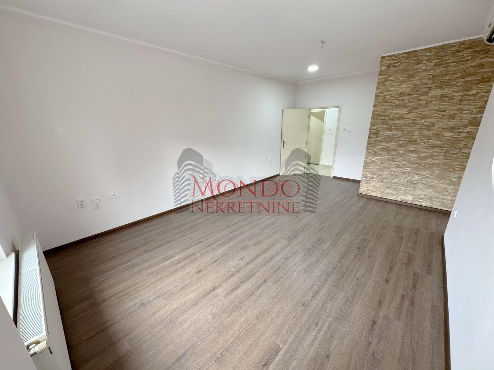 Trosoban stan u samom centru grada iza Foruma