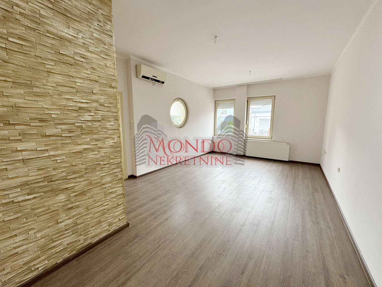 Trosoban stan u samom centru grada iza Foruma