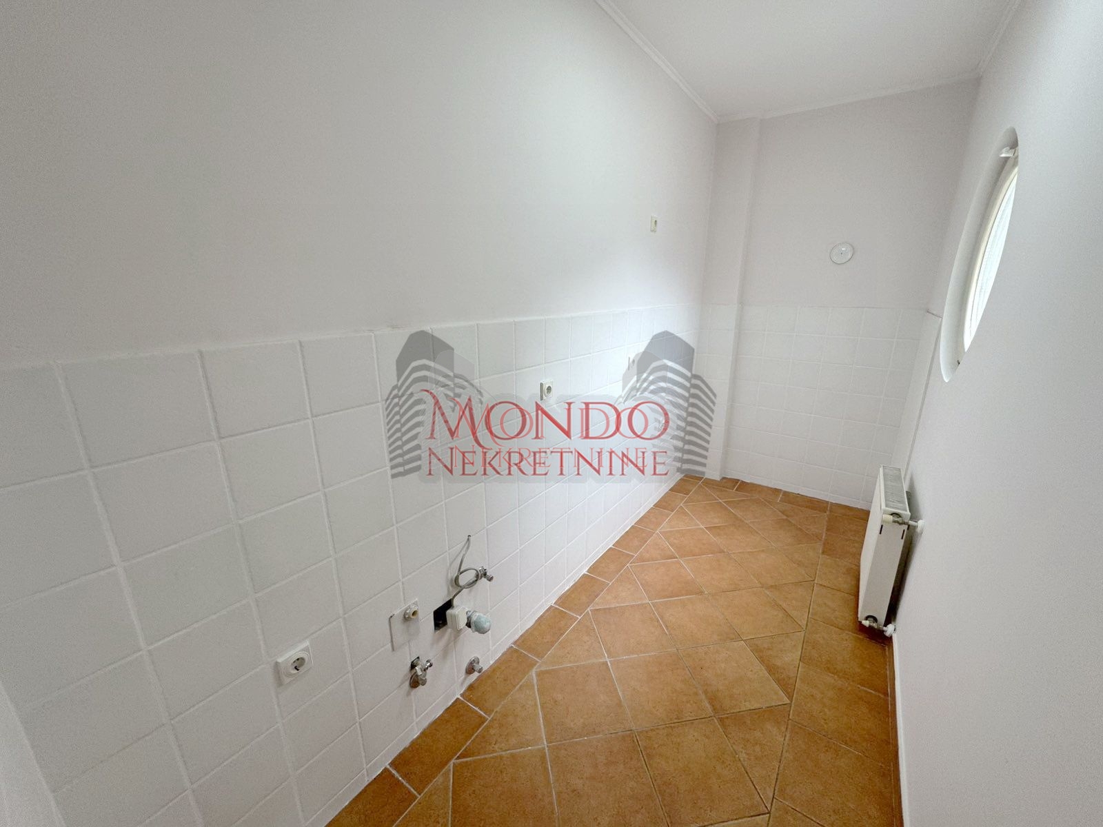 Trosoban stan u samom centru grada iza Foruma