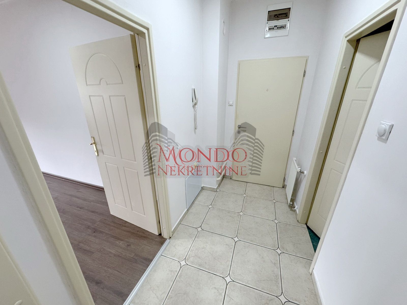 Trosoban stan u samom centru grada iza Foruma