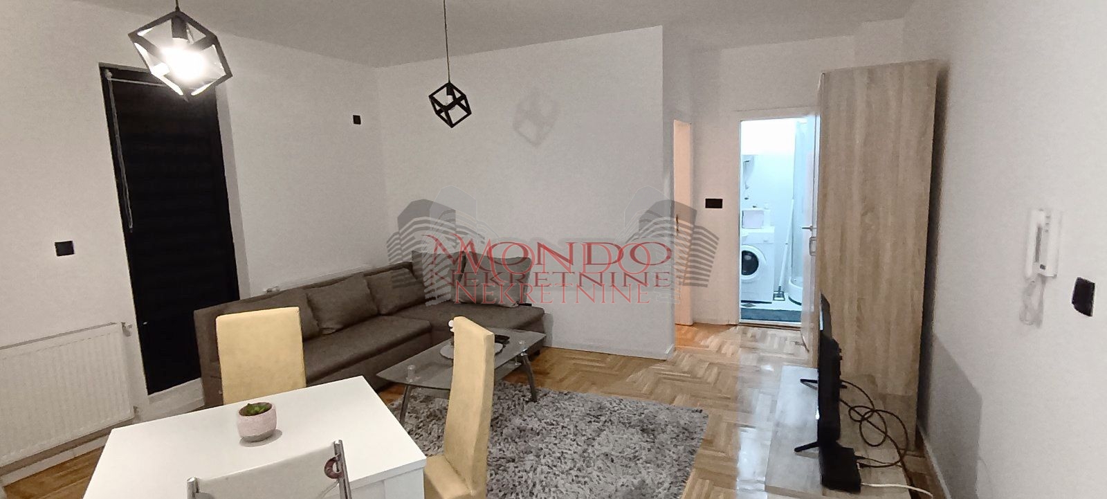 Jednoiposoban stan u novoj zgradi kod Retro kafica