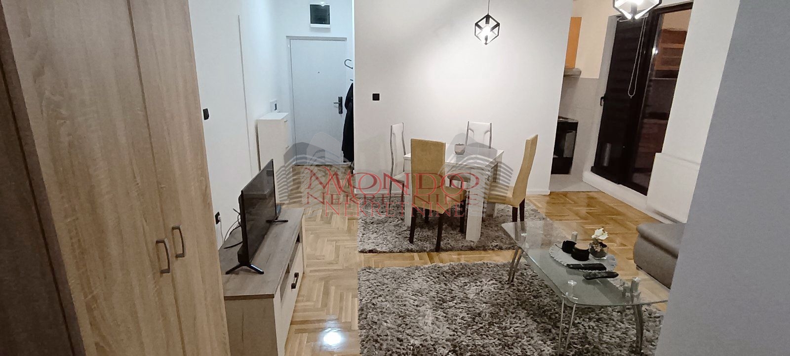 Jednoiposoban stan u novoj zgradi kod Retro kafica