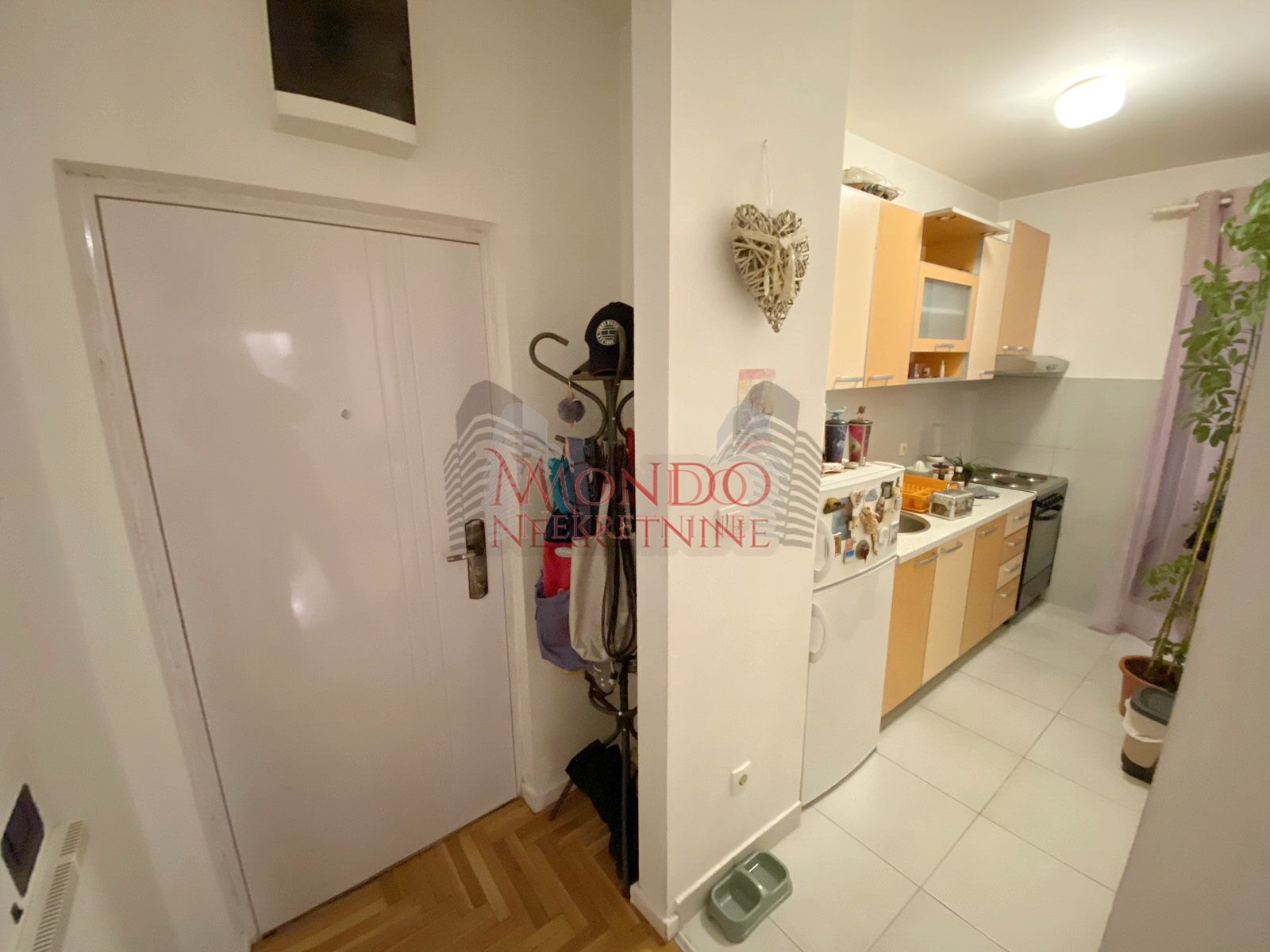 Jednoiposoban stan u novoj zgradi kod Retro kafica