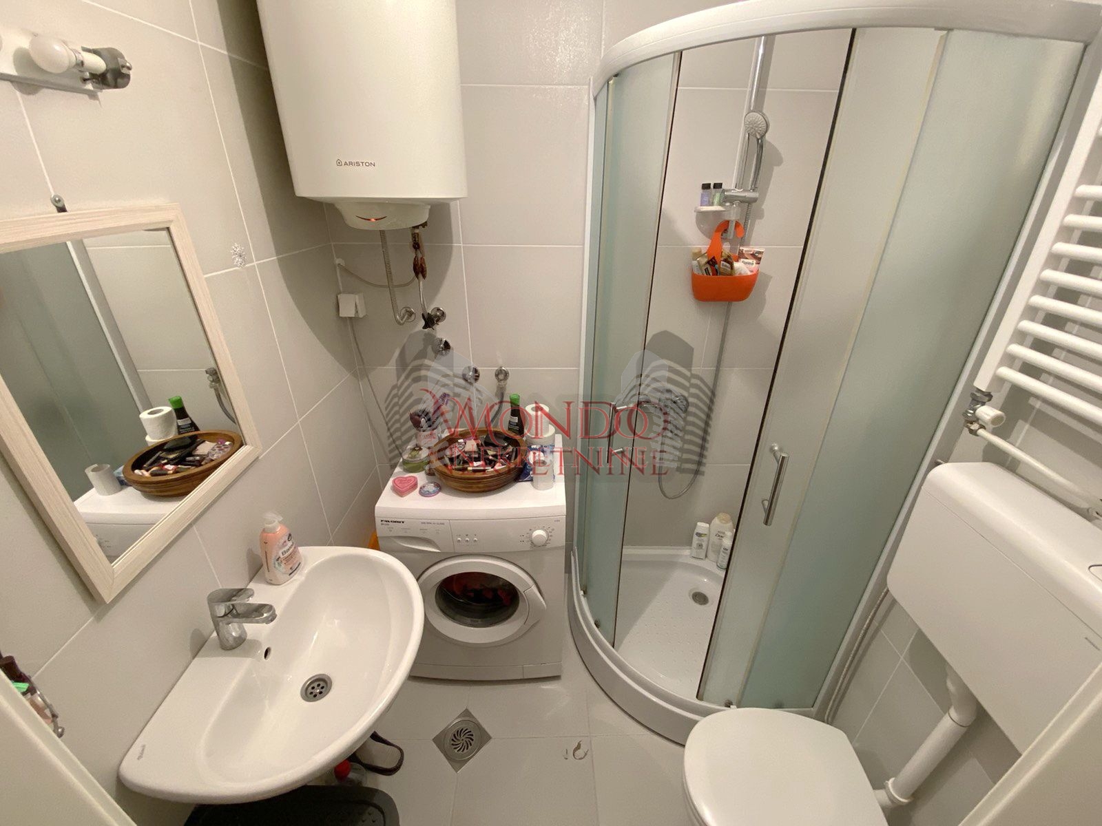 Jednoiposoban stan u novoj zgradi kod Retro kafica