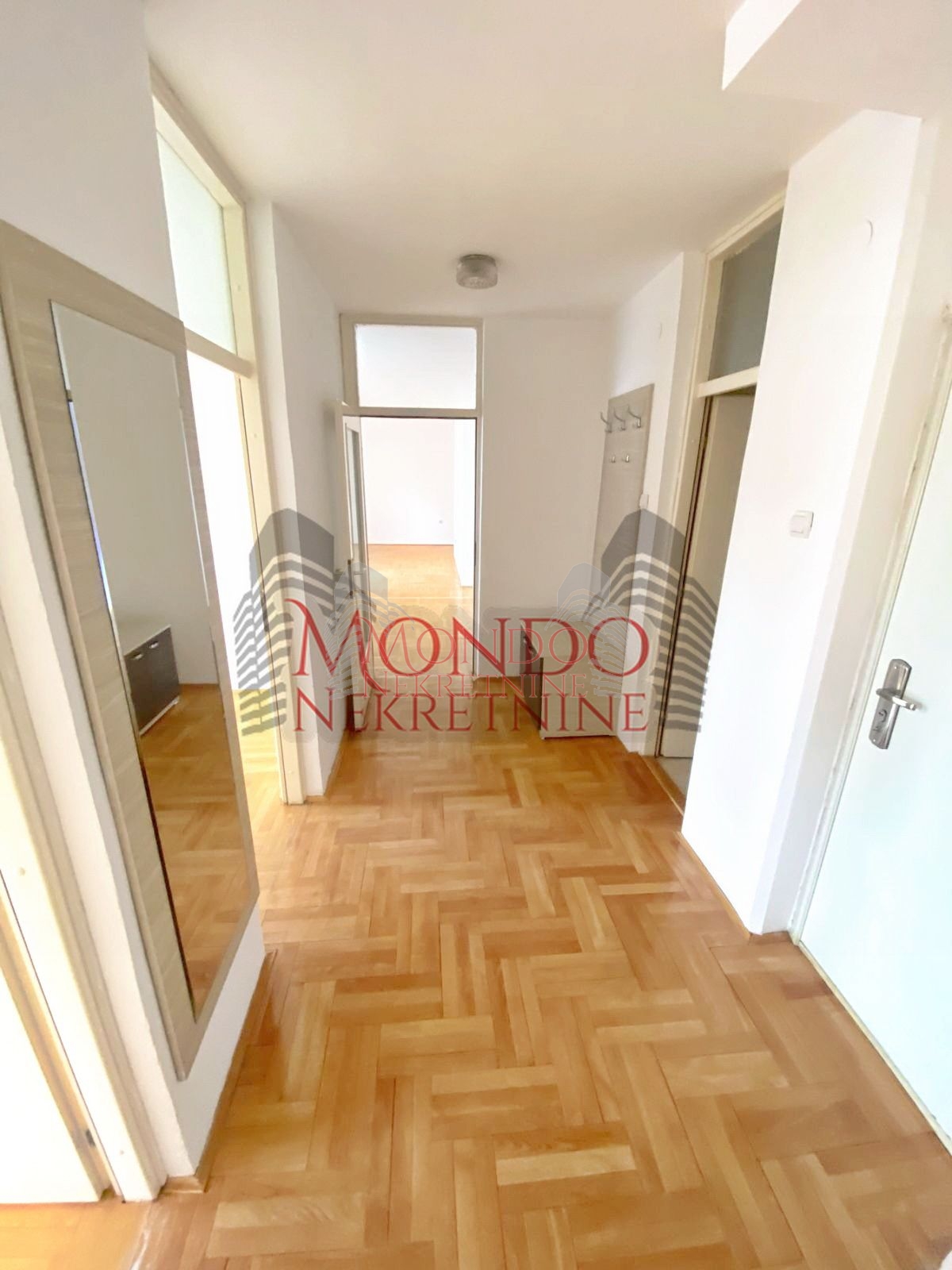 Dvoiposoban stan kod Doma Zdravlja