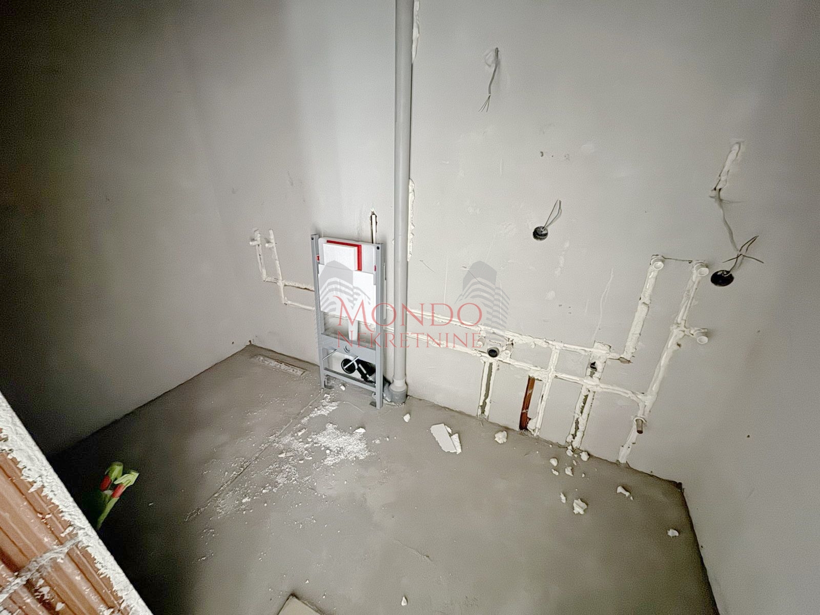 Dvoiposoban nov stan na Panteleju kod ART Caffea