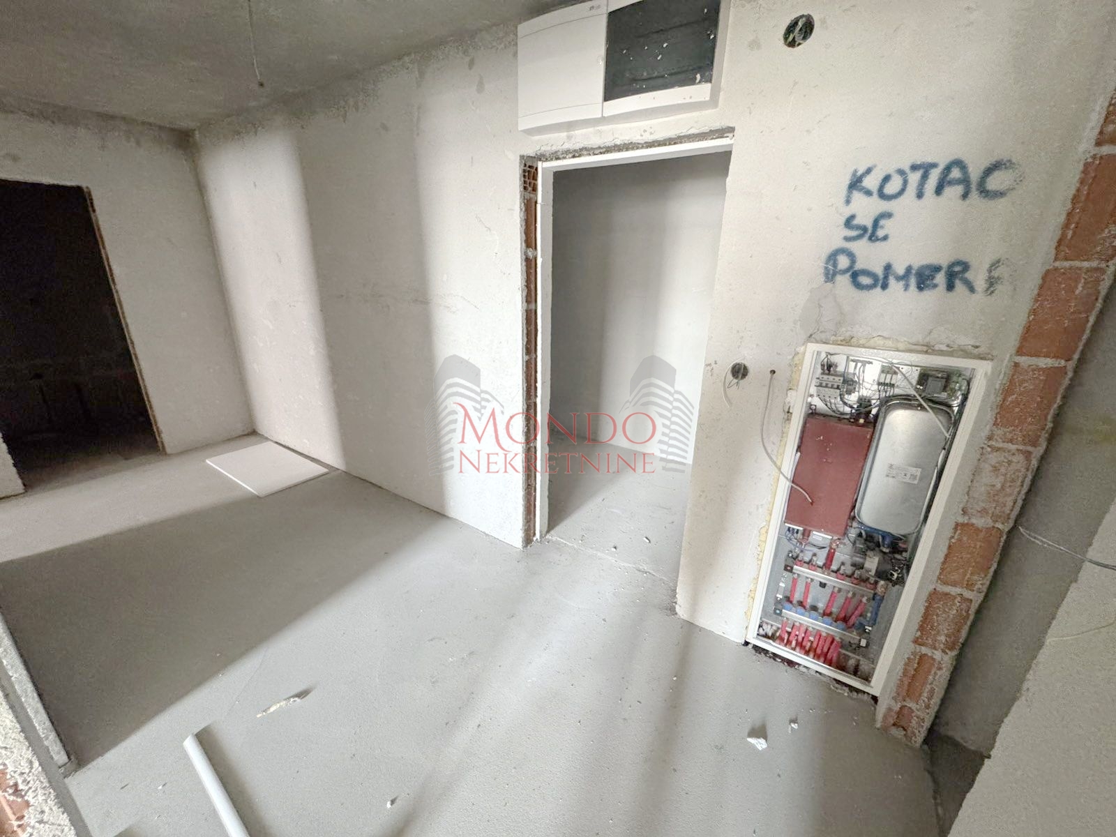 Dvoiposoban nov stan na Panteleju kod ART Caffea