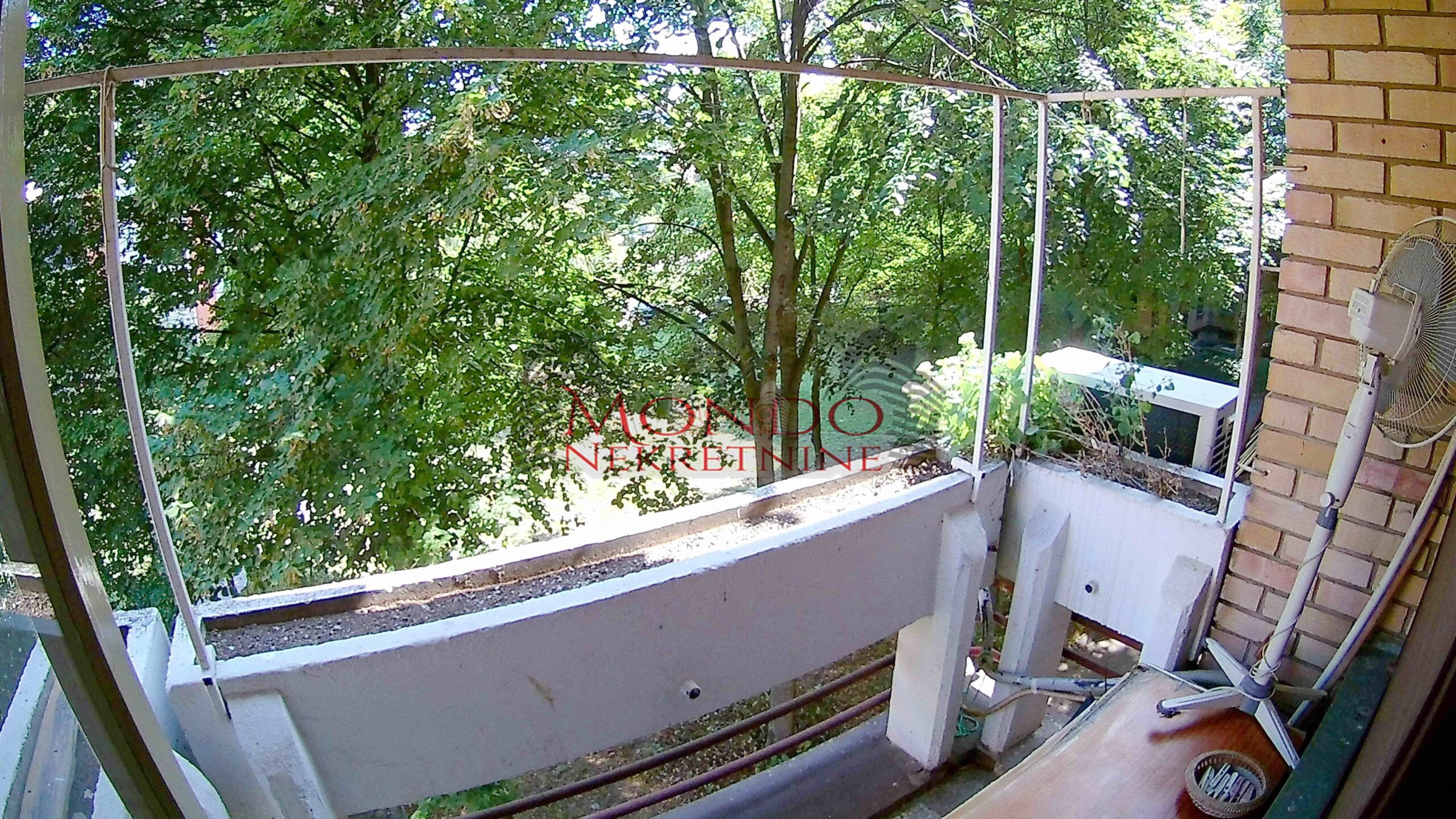 Jednoiposoban stan preko puta parka Sv. Save, ul Romanijska