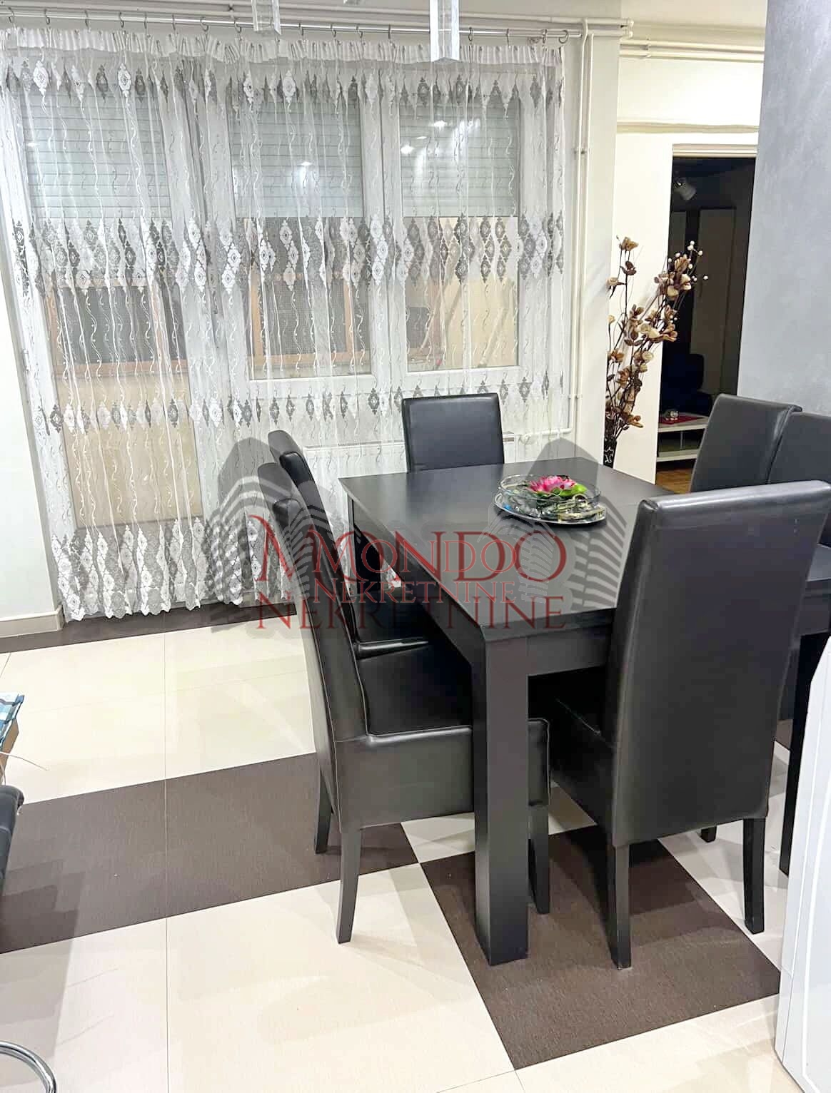 Trosoban stan u Duvaništu