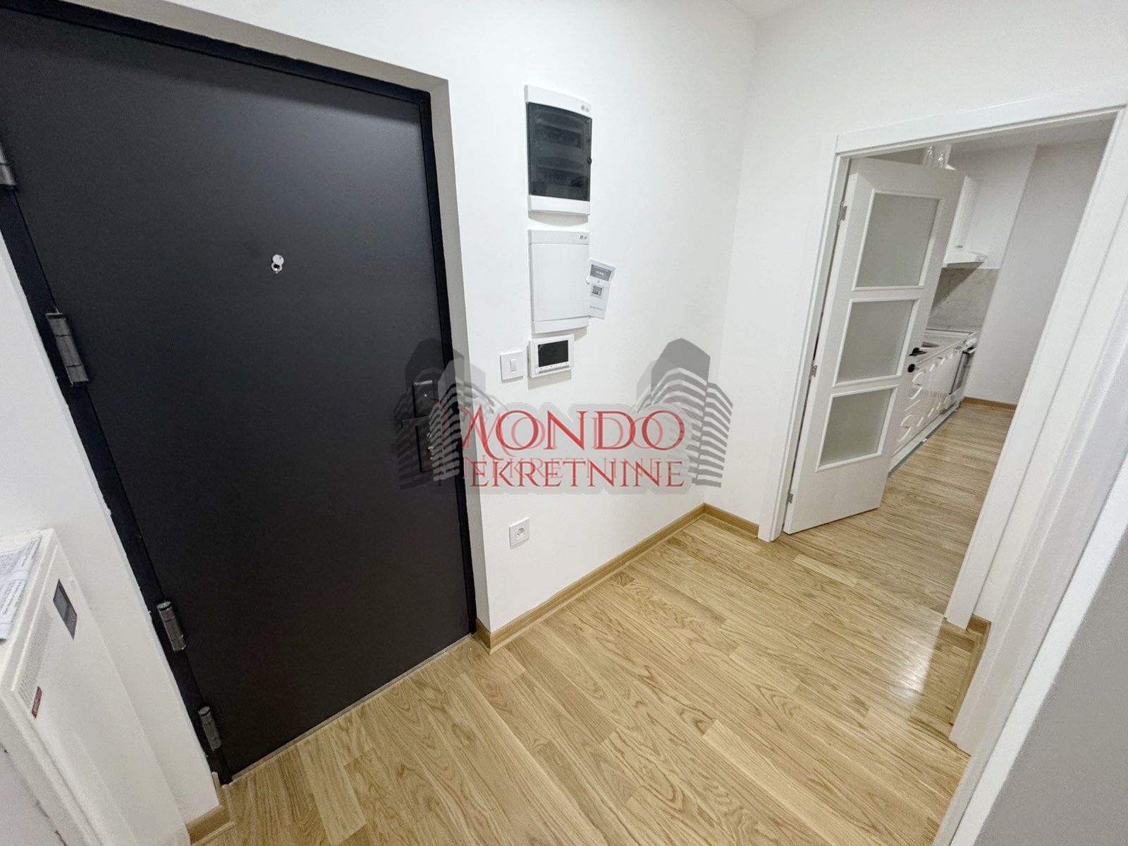 Dvoiposoban nov stan sa parking mestom  u blizini Doma zdravlja