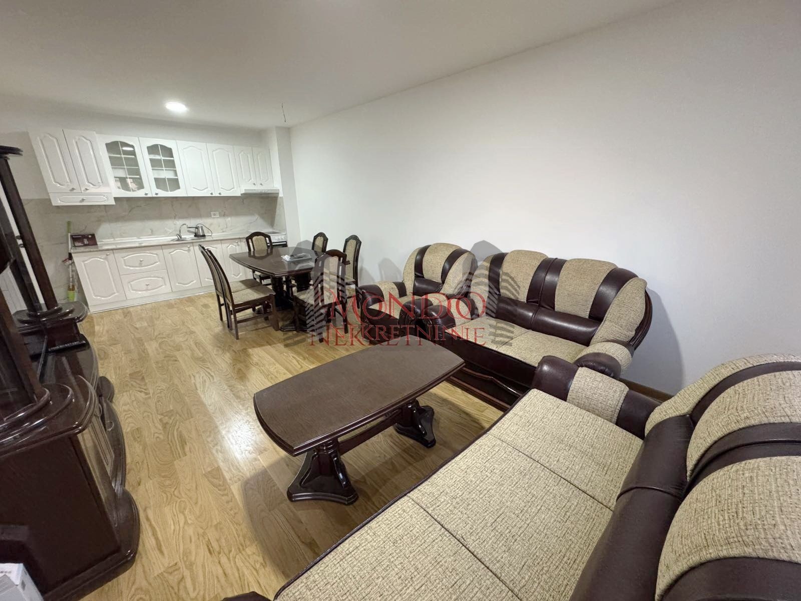 Dvoiposoban nov stan sa parking mestom  u blizini Doma zdravlja