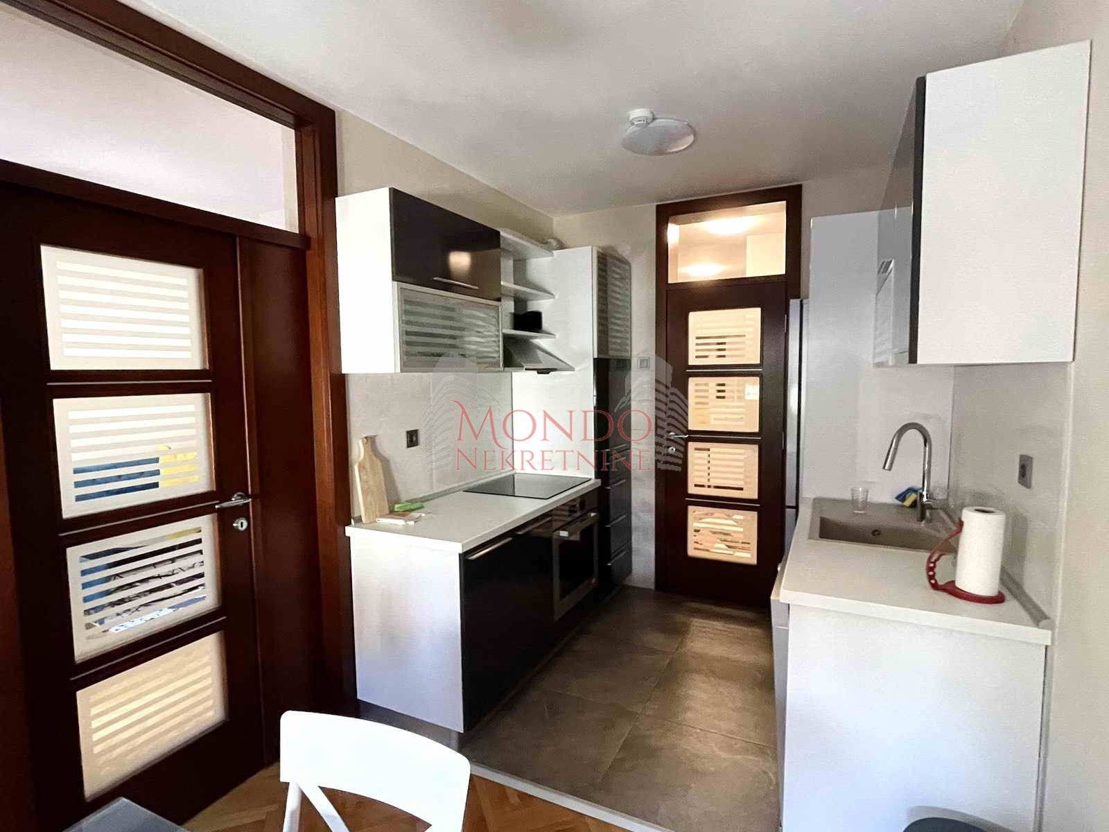 Trosoban stan na bulevaru Nikole Tesle, ch, parking, Niš