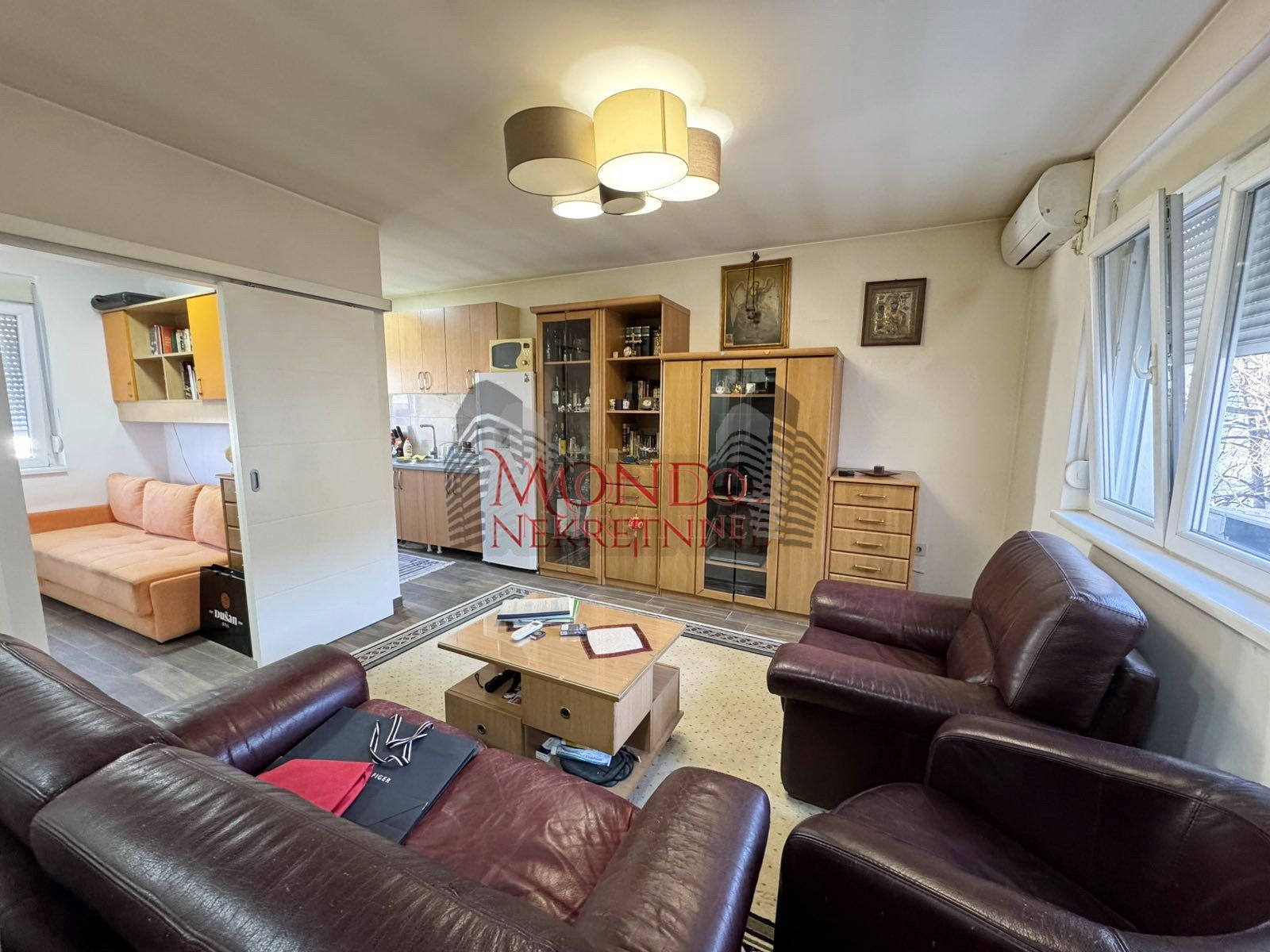 Jednoiposoban stan u blizini Crvenog pevca i parka Cair, parking