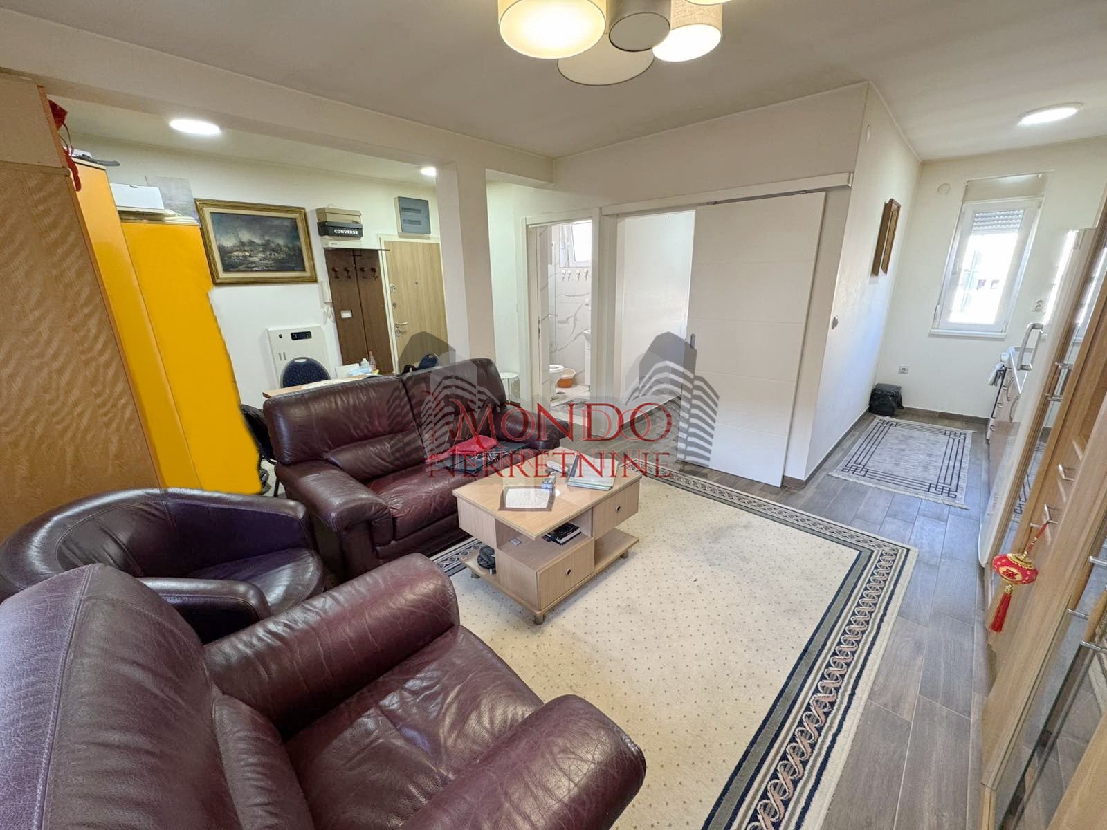 Jednoiposoban stan u blizini Crvenog pevca i parka Cair, parking