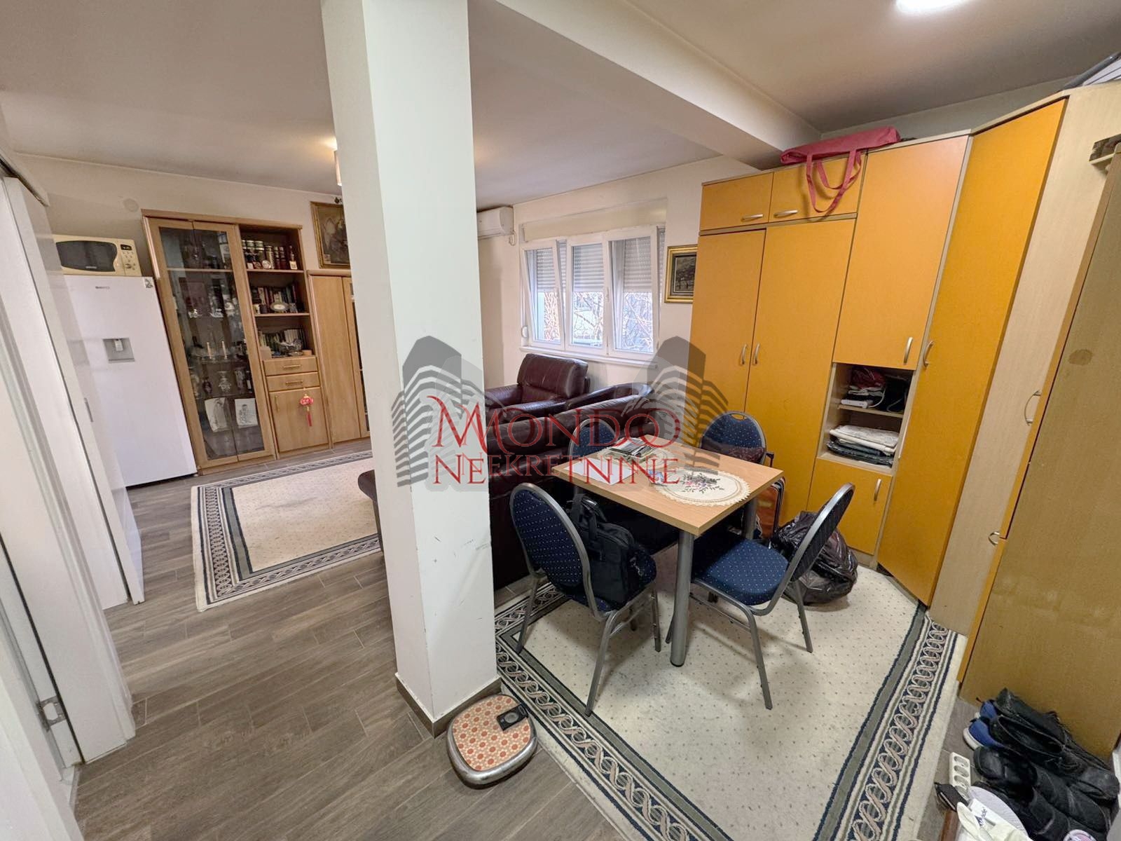 Jednoiposoban stan u blizini Crvenog pevca i parka Cair, parking