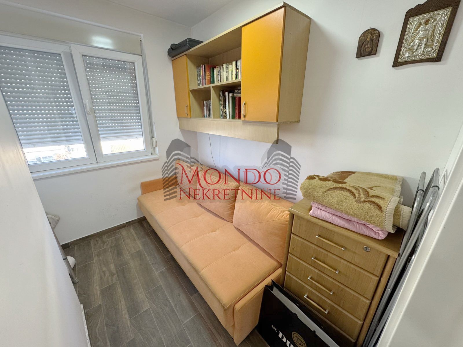 Jednoiposoban stan u blizini Crvenog pevca i parka Cair, parking