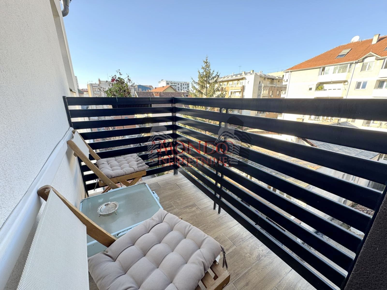 Jednoiposoban stan u blizini Crvenog pevca i parka Cair, parking