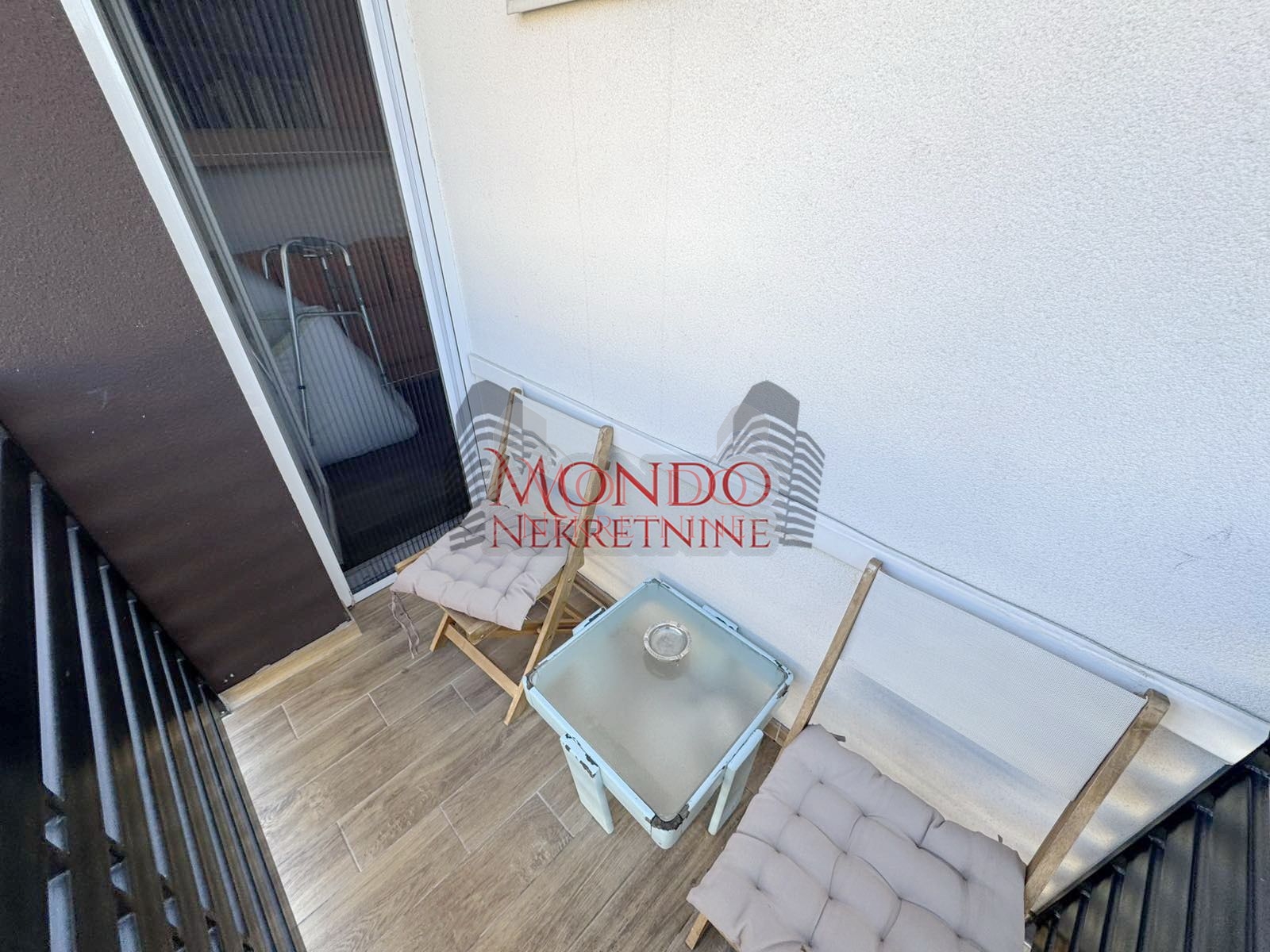 Jednoiposoban stan u blizini Crvenog pevca i parka Cair, parking