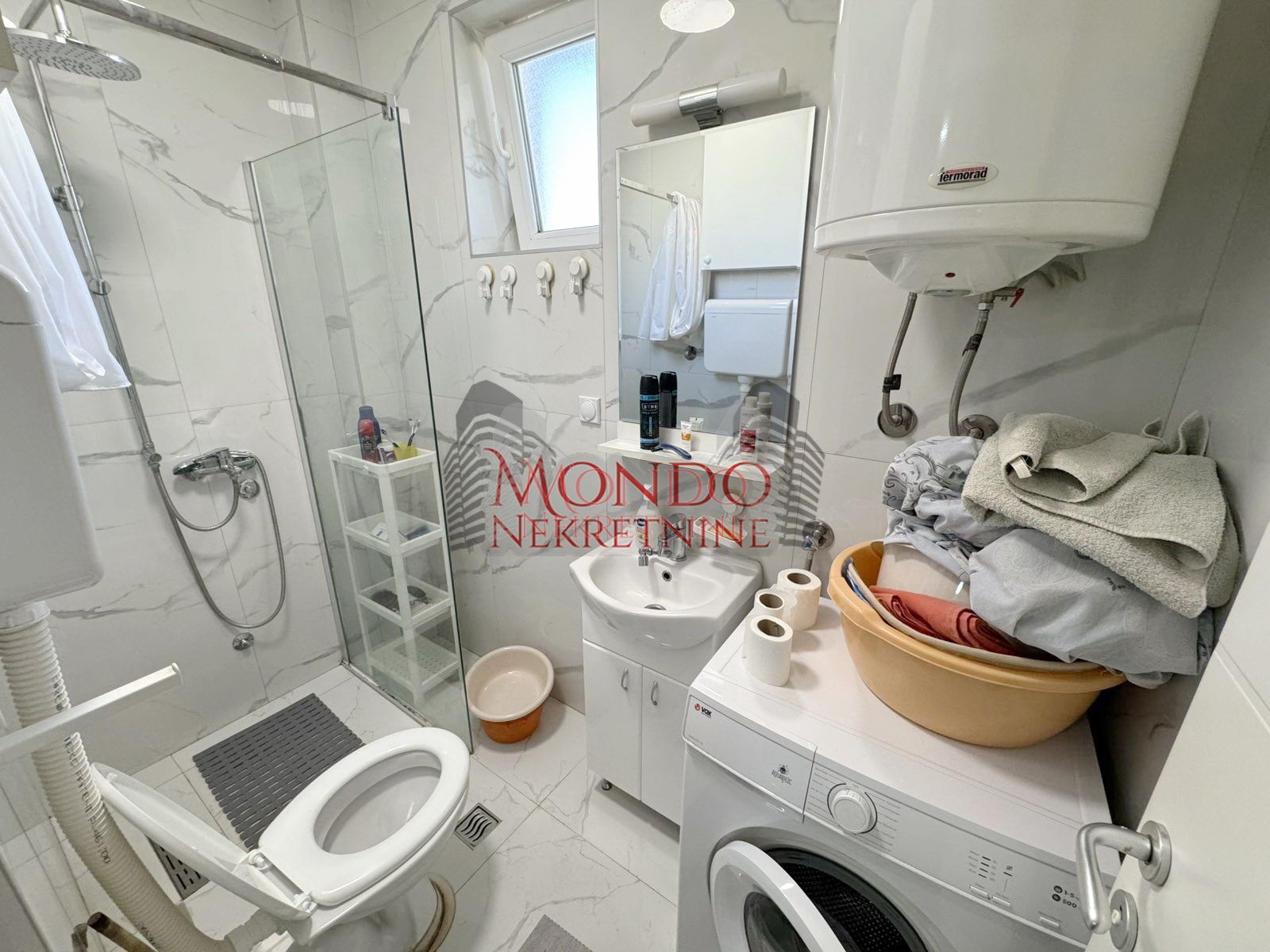 Jednoiposoban stan u blizini Crvenog pevca i parka Cair, parking