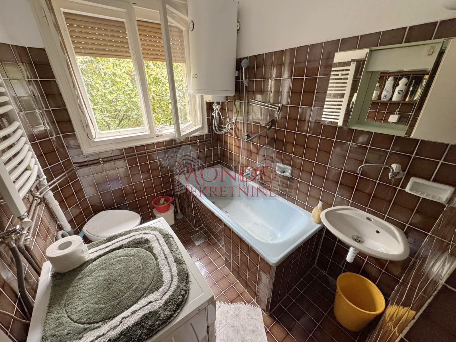 Dvoipsooban stan u kuci iza tri solitera u Durlanu