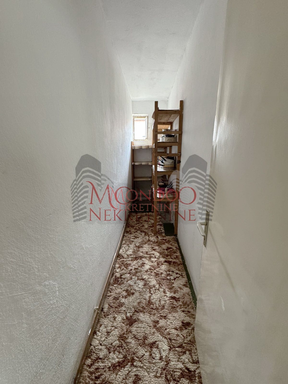 Dvoipsooban stan u kuci iza tri solitera u Durlanu