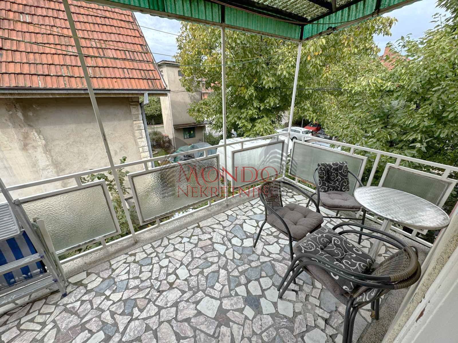 Dvoipsooban stan u kuci iza tri solitera u Durlanu