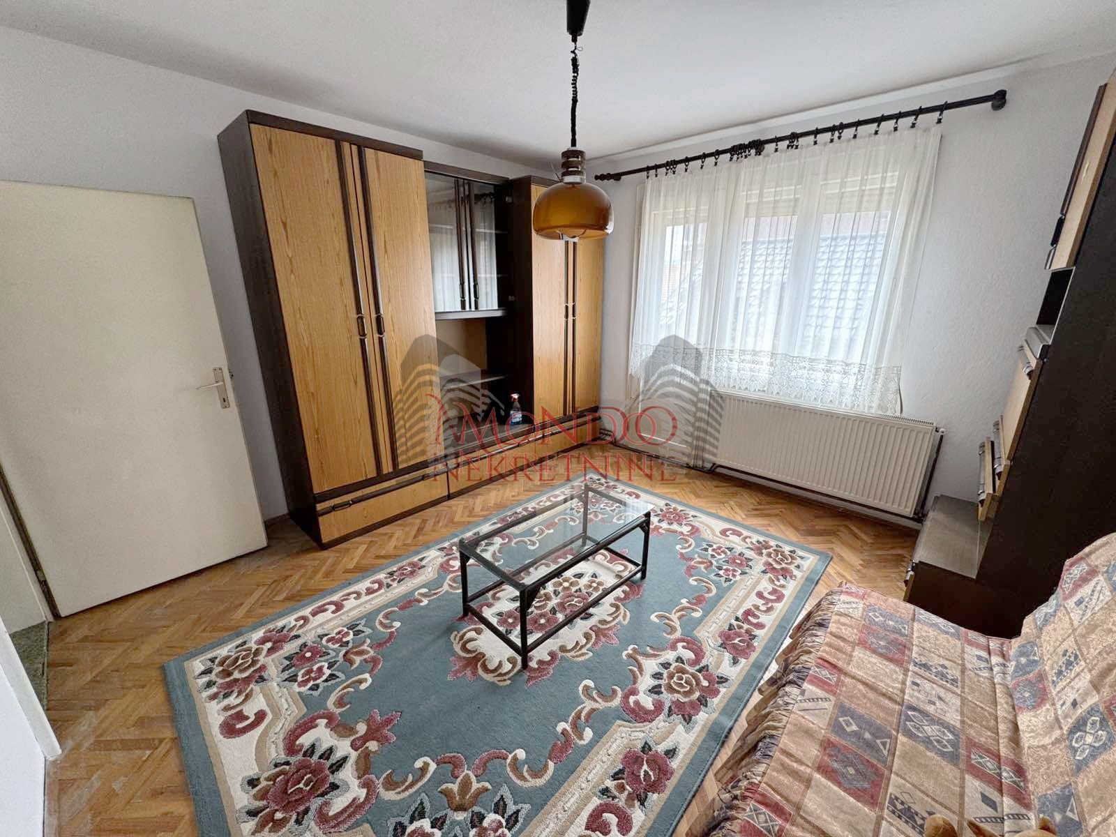 Dvoipsooban stan u kuci iza tri solitera u Durlanu