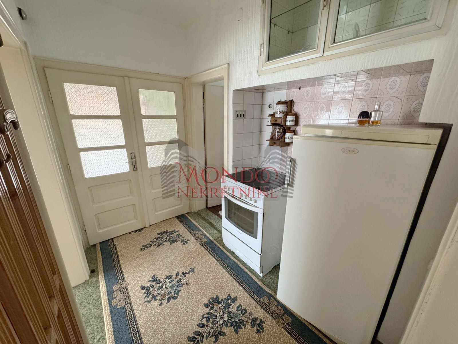 Dvoipsooban stan u kuci iza tri solitera u Durlanu