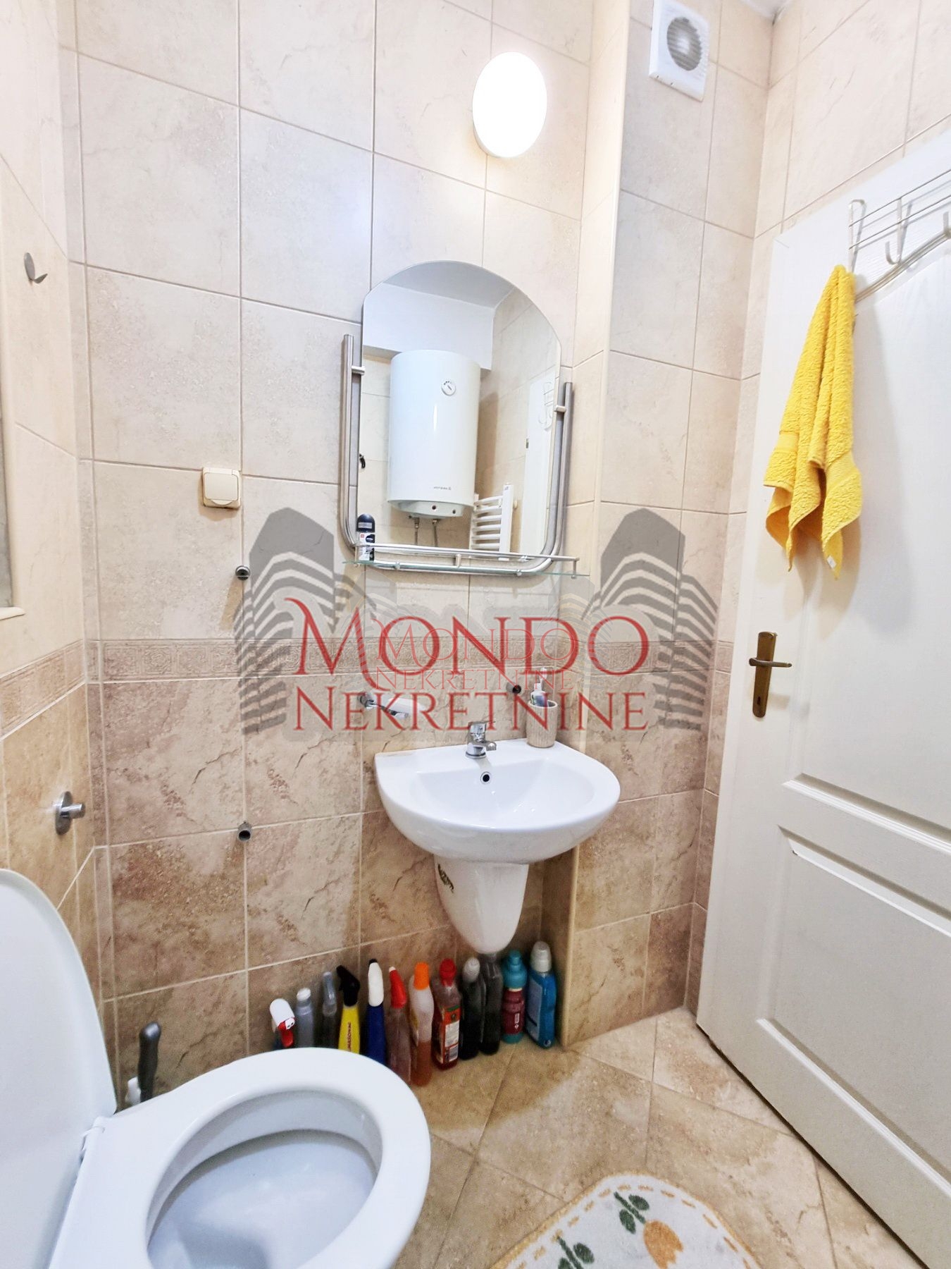 Izdaje se jednoiposoban stan preko puta parka Cair