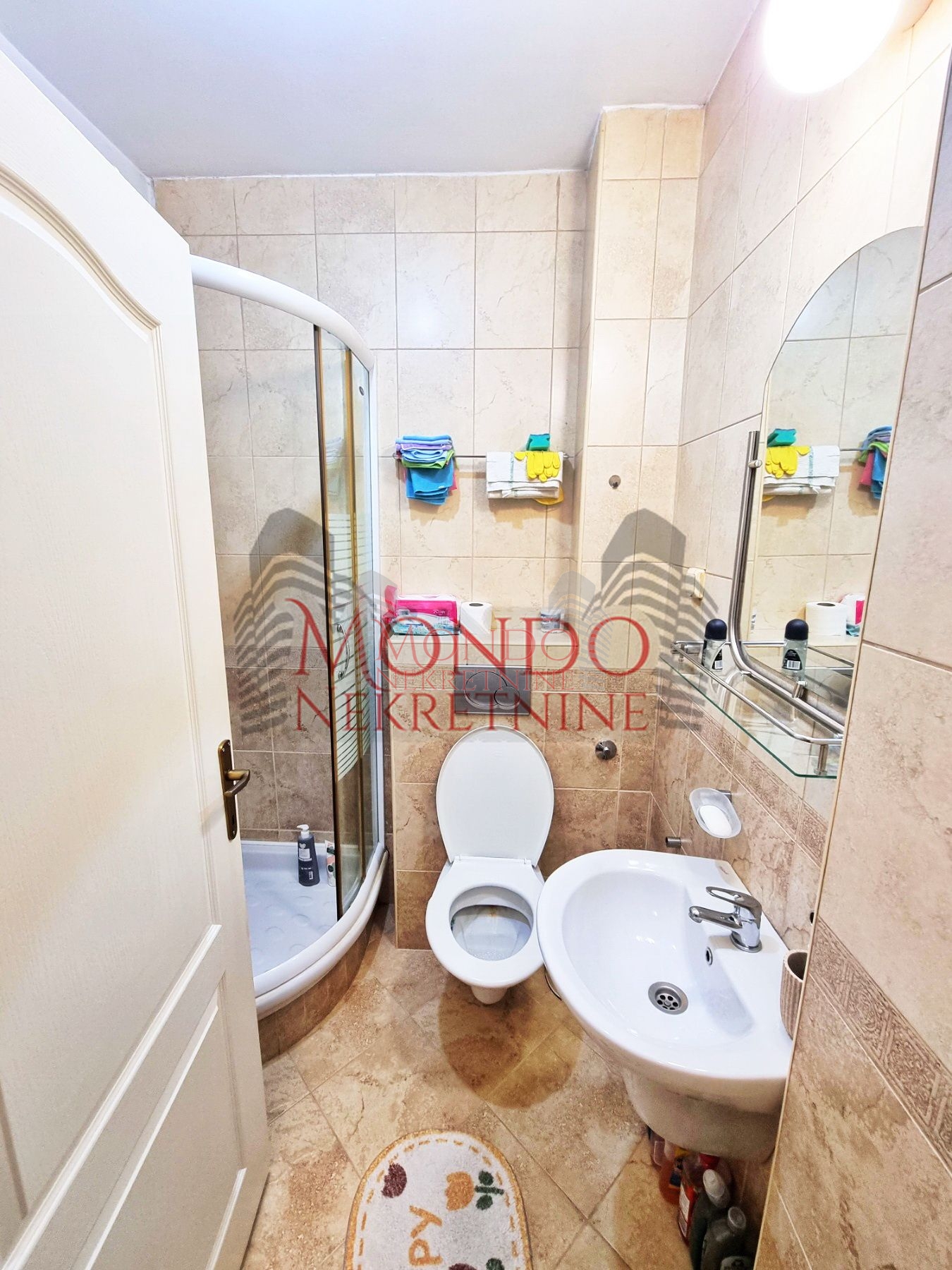 Izdaje se jednoiposoban stan preko puta parka Cair