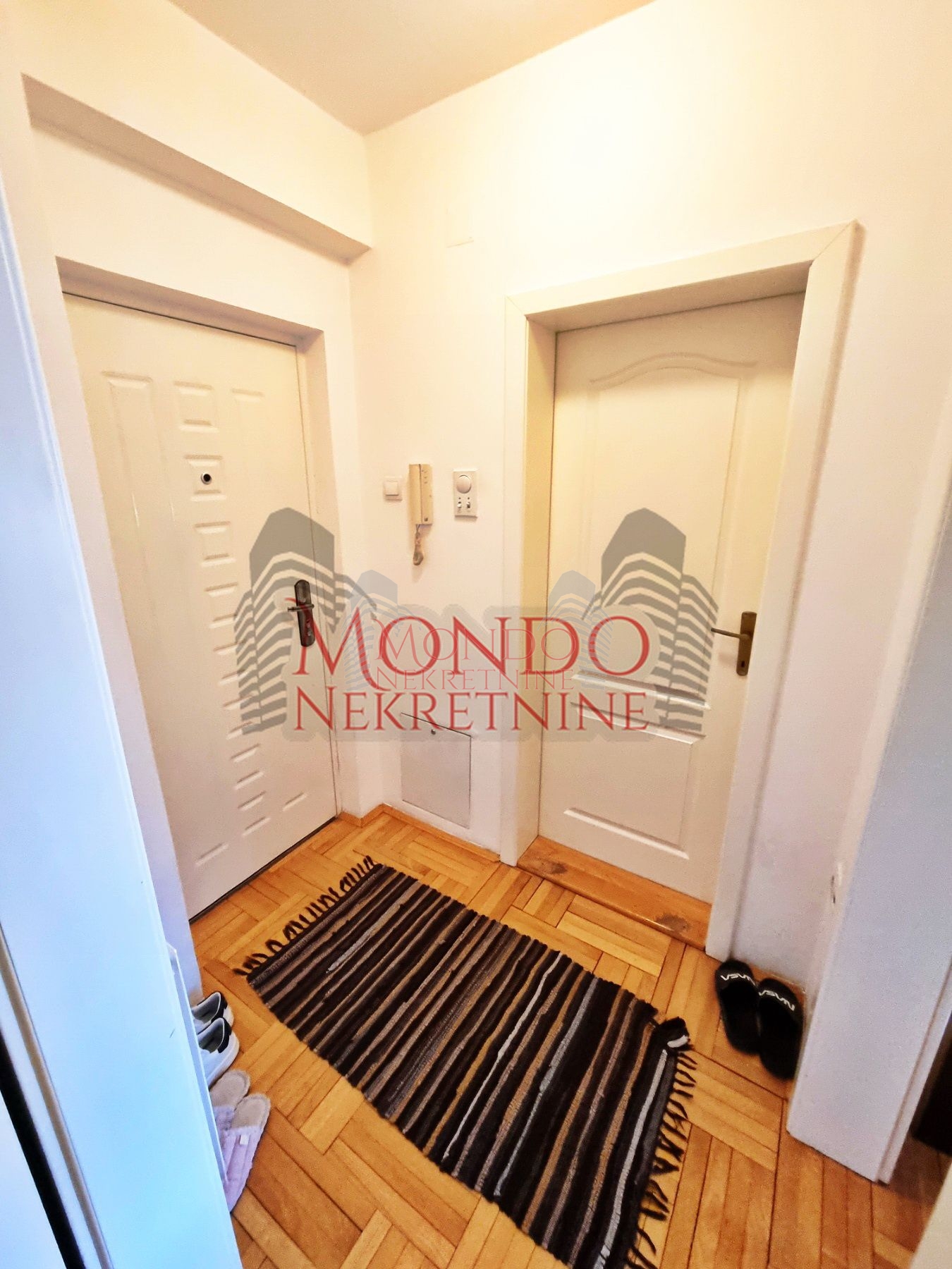 Izdaje se jednoiposoban stan preko puta parka Cair