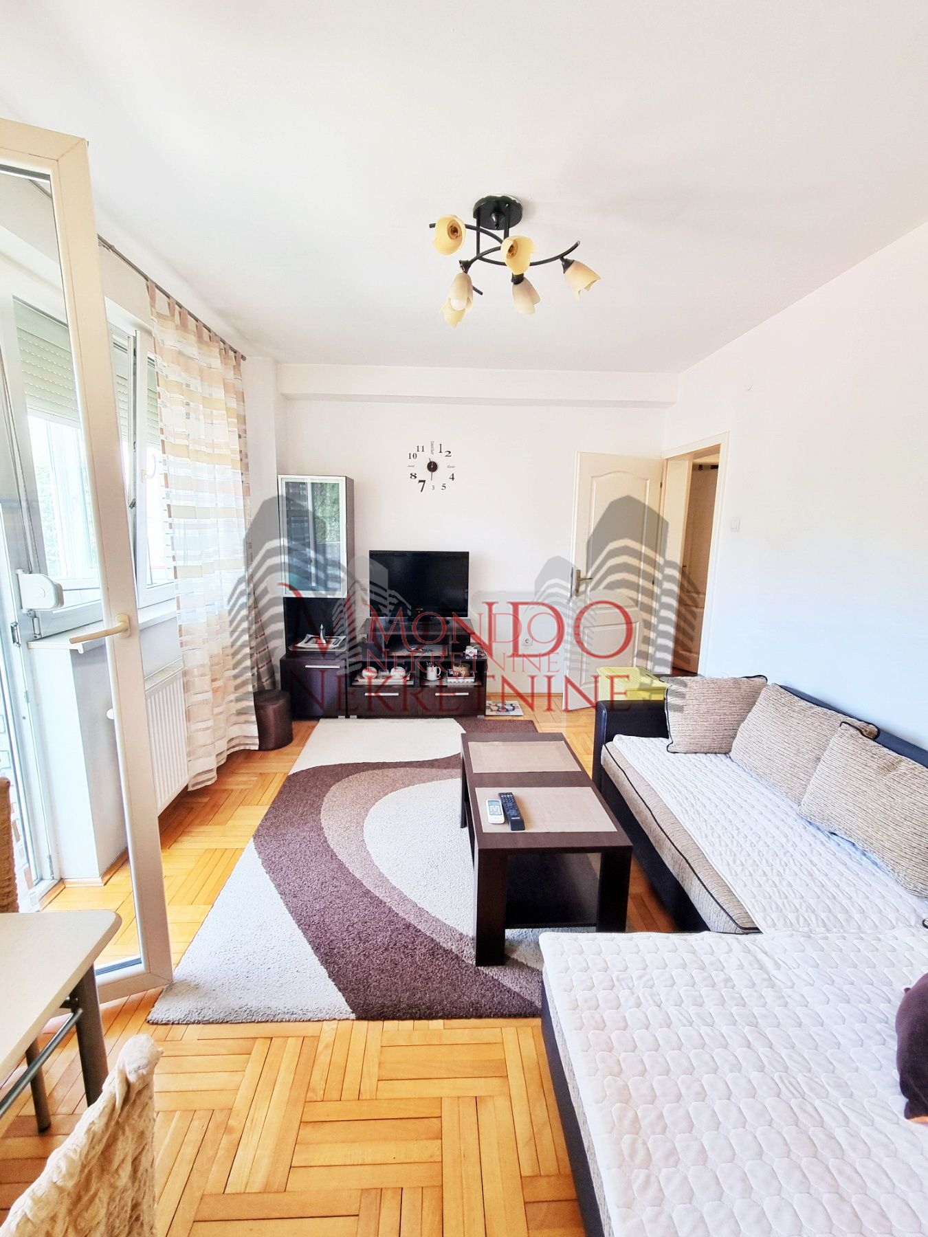 Izdaje se jednoiposoban stan preko puta parka Cair