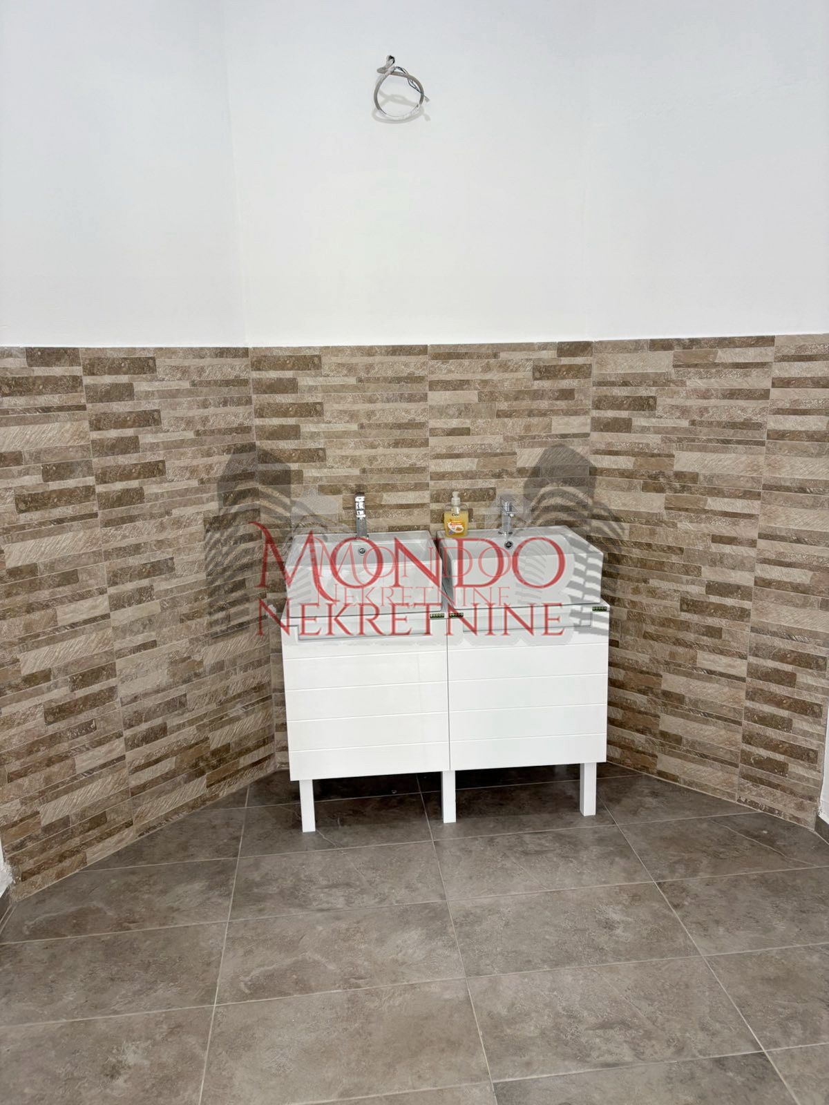 Lokal u Donjem Matejevcu na glavnoj ulici