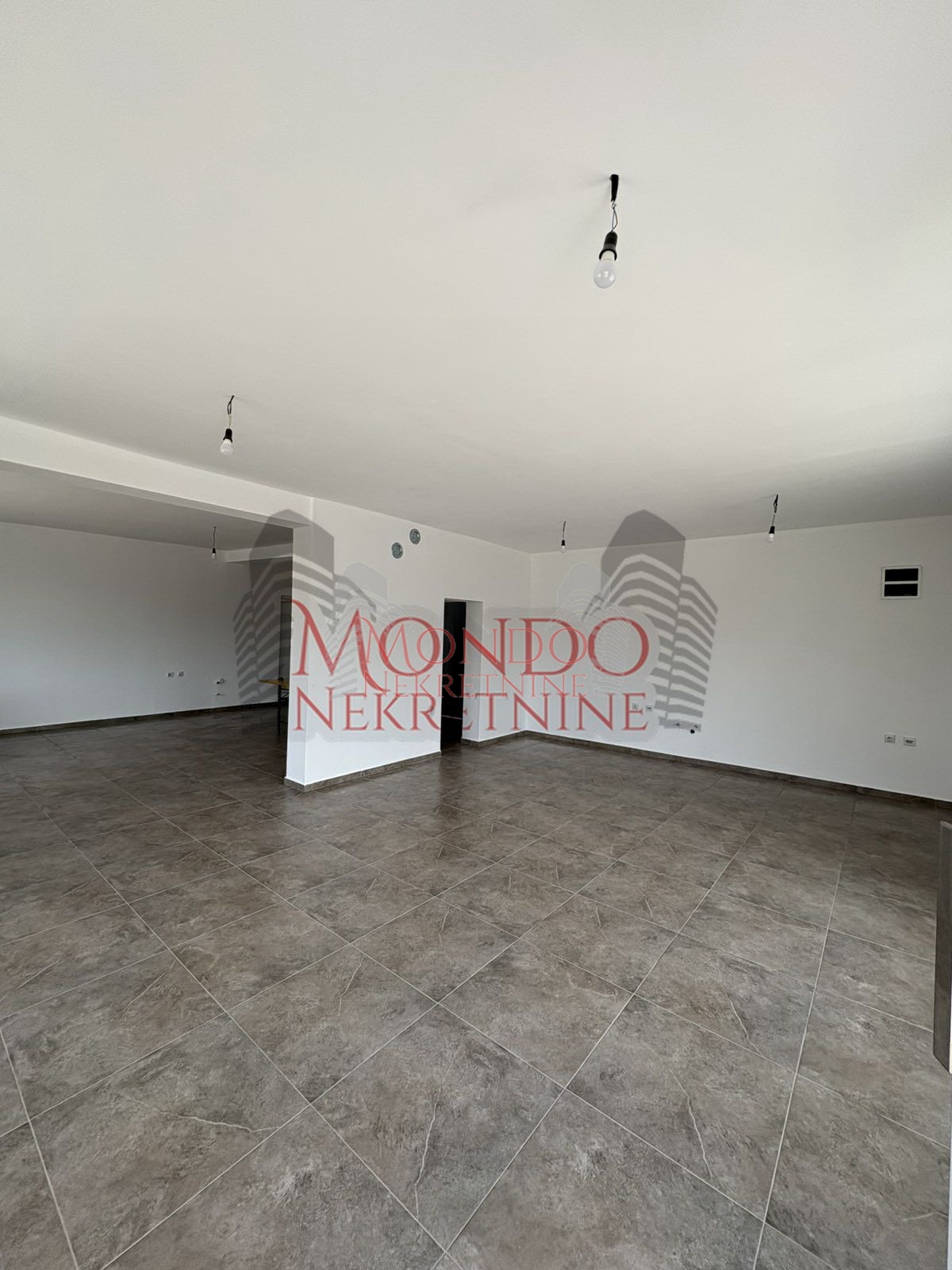 Lokal u Donjem Matejevcu na glavnoj ulici