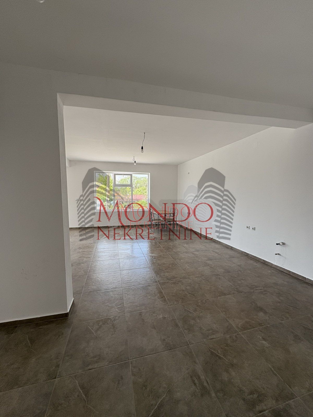 Lokal u Donjem Matejevcu na glavnoj ulici