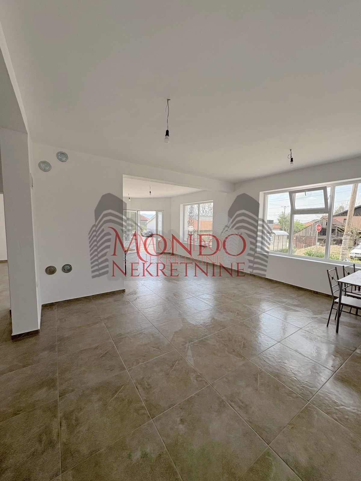 Lokal u Donjem Matejevcu na glavnoj ulici