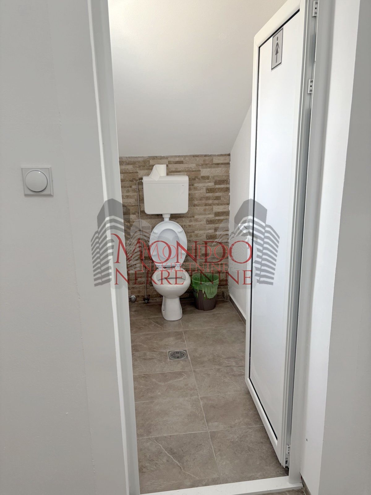 Lokal u Donjem Matejevcu na glavnoj ulici