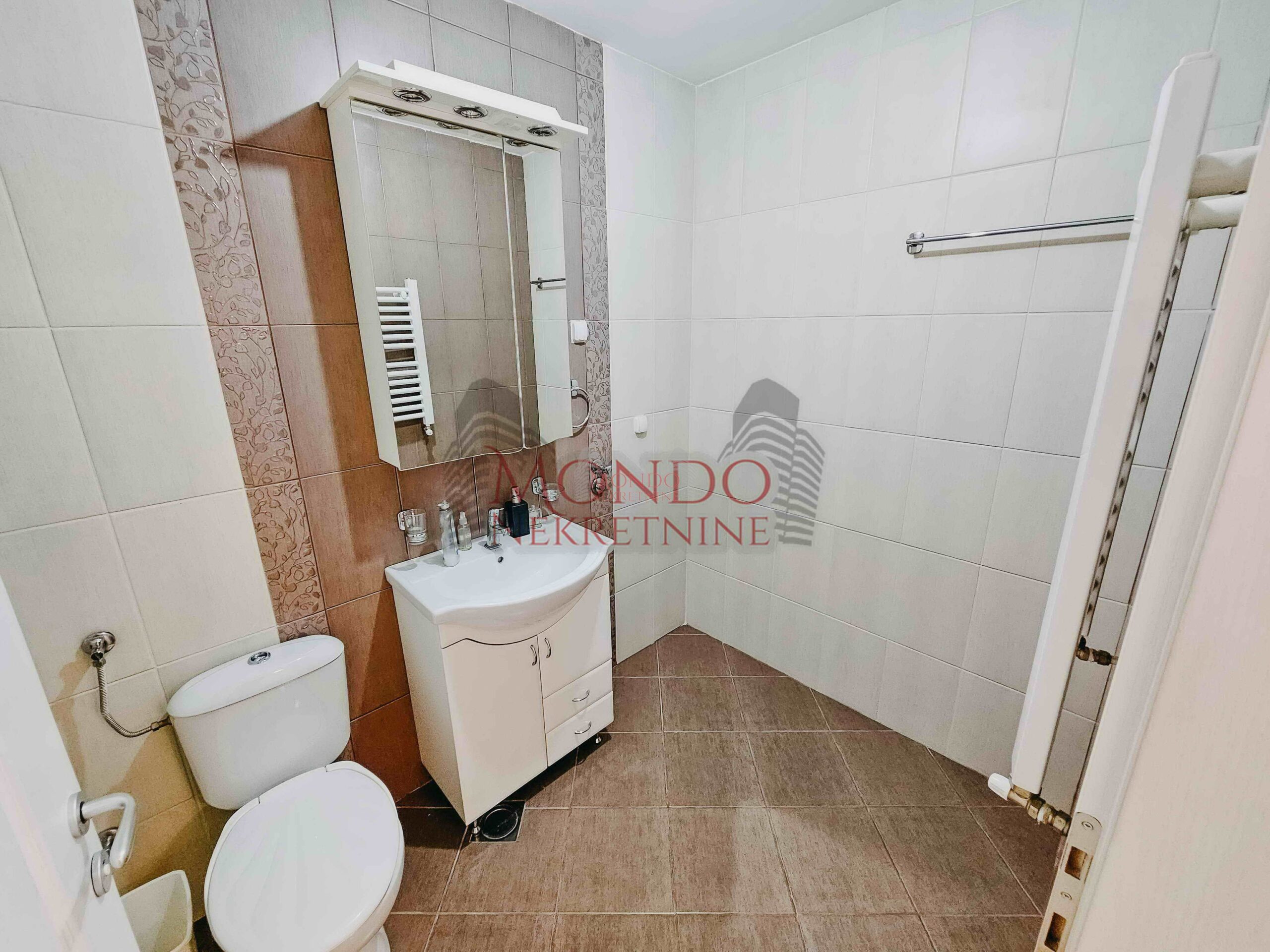 Dvoiposoban stan u novoj zgradi na Crvenom pevcu