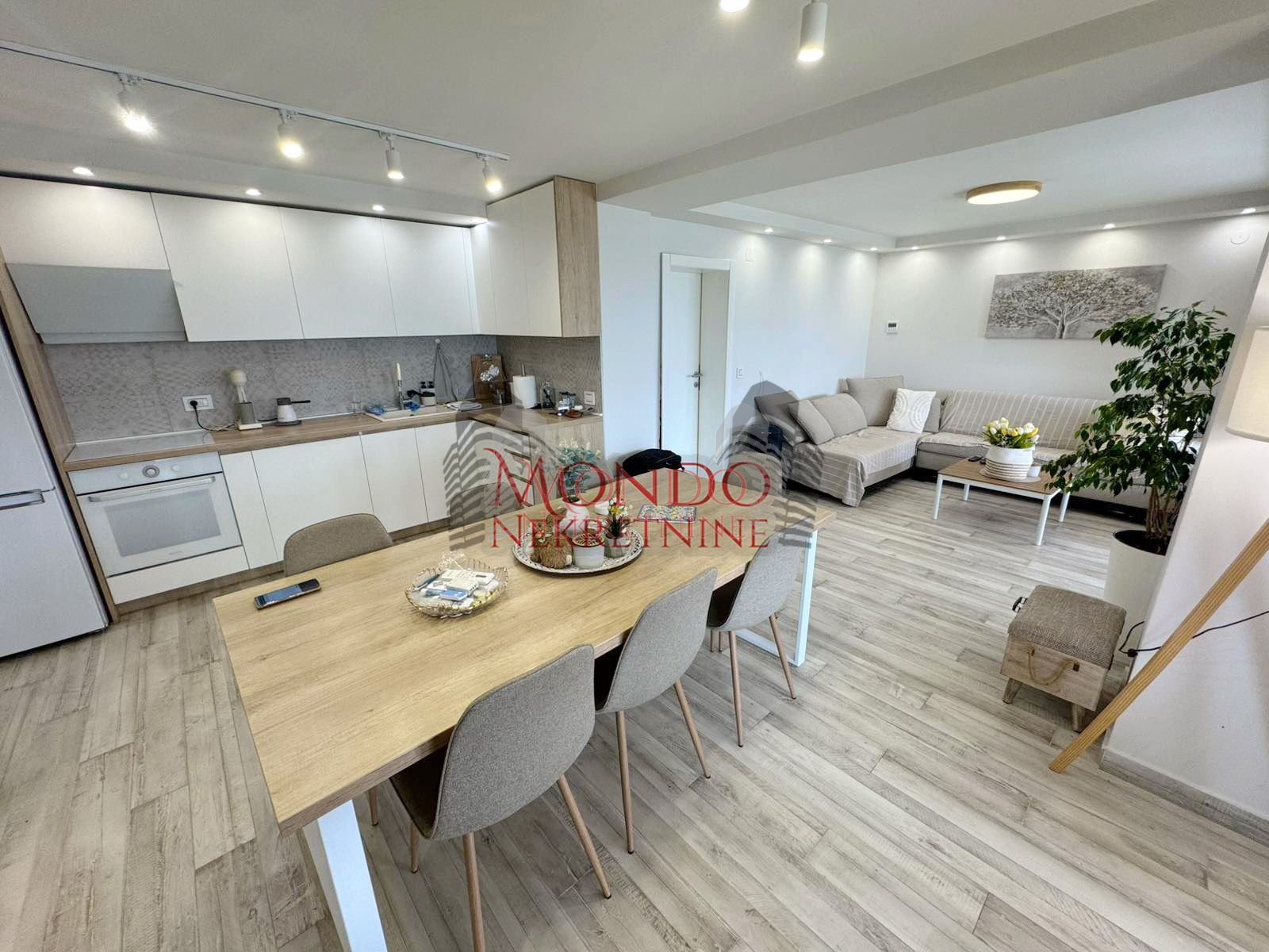 Nova kuca sa bazenom, naselje put za Donje Vlase