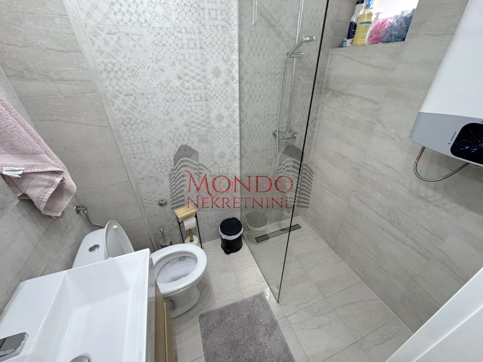 Nova kuca sa bazenom, naselje put za Donje Vlase