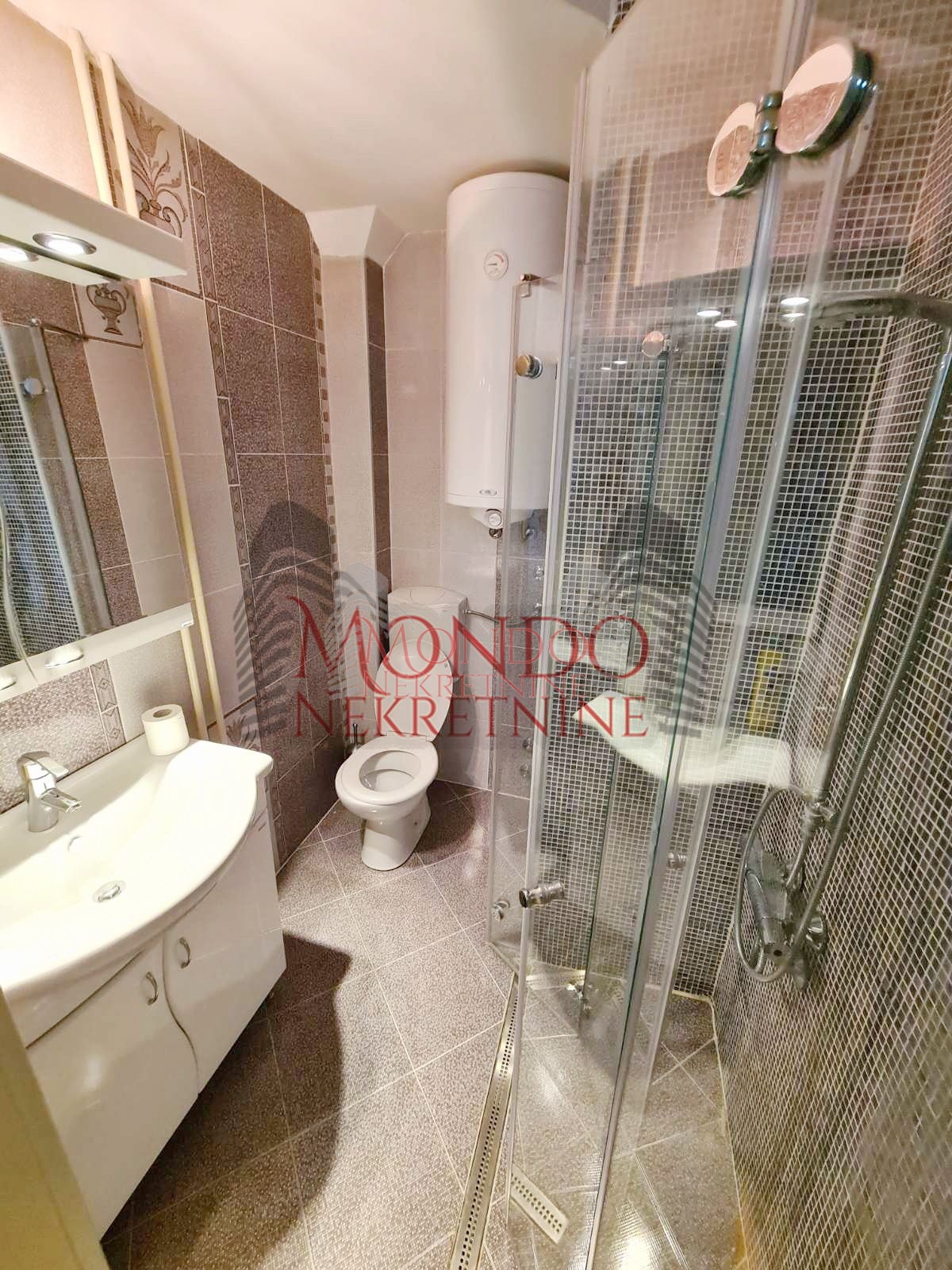 Cetvorosoban stan preko puta Pravnog i Ekonomskog fakulteta