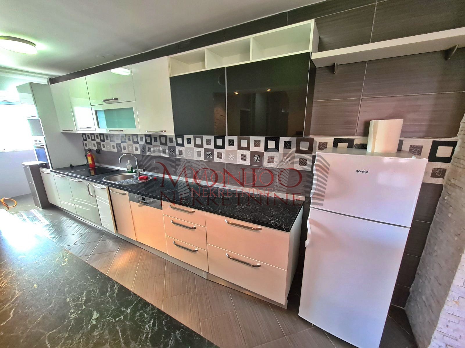 Cetvorosoban stan preko puta Pravnog i Ekonomskog fakulteta